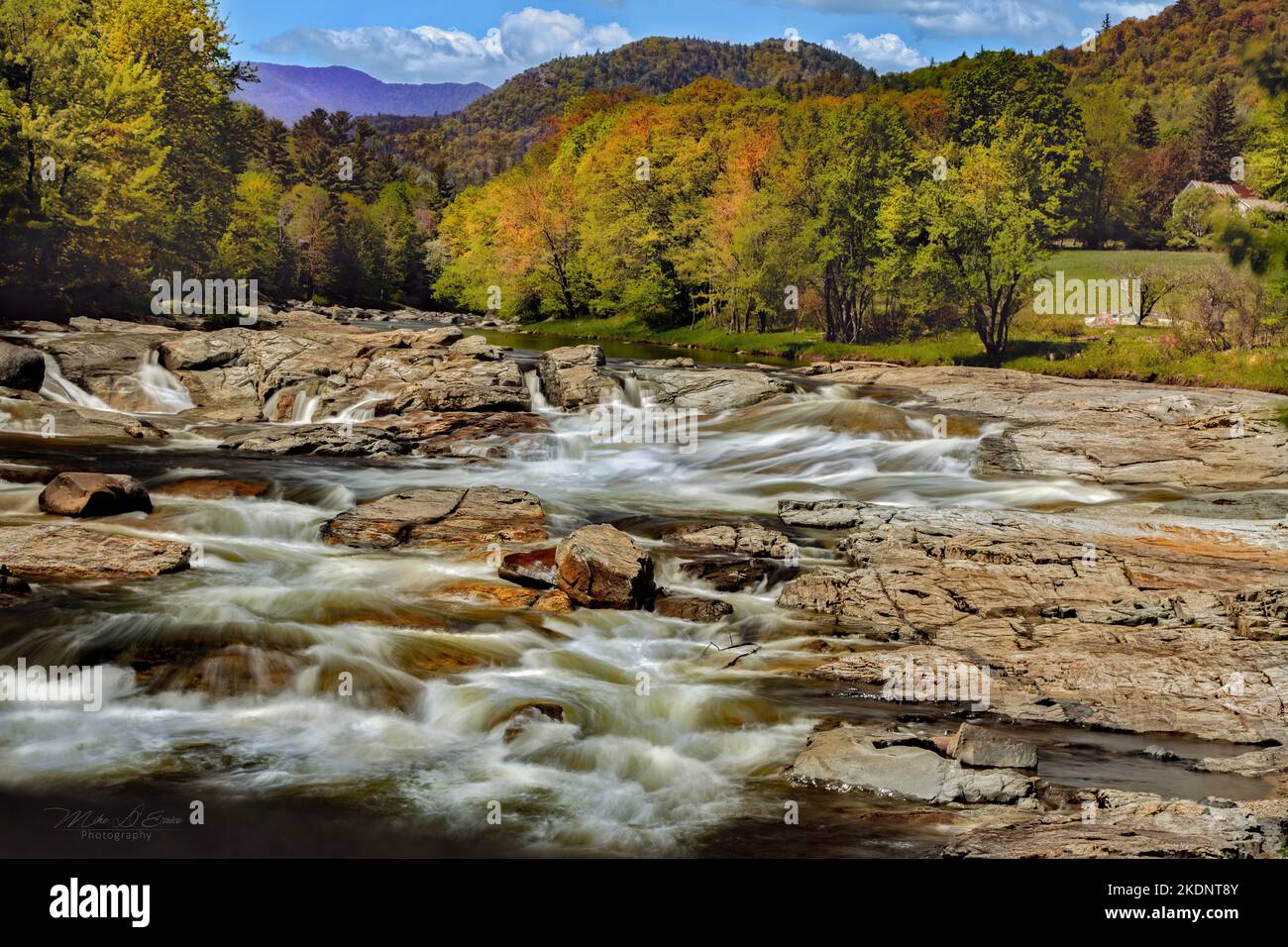 Der Fluss fließt von den Adirondack Mountains und vorbei an dem Dorf Lake Placid und Au Sable Forks in Lake Champlain, New York. Stockfoto