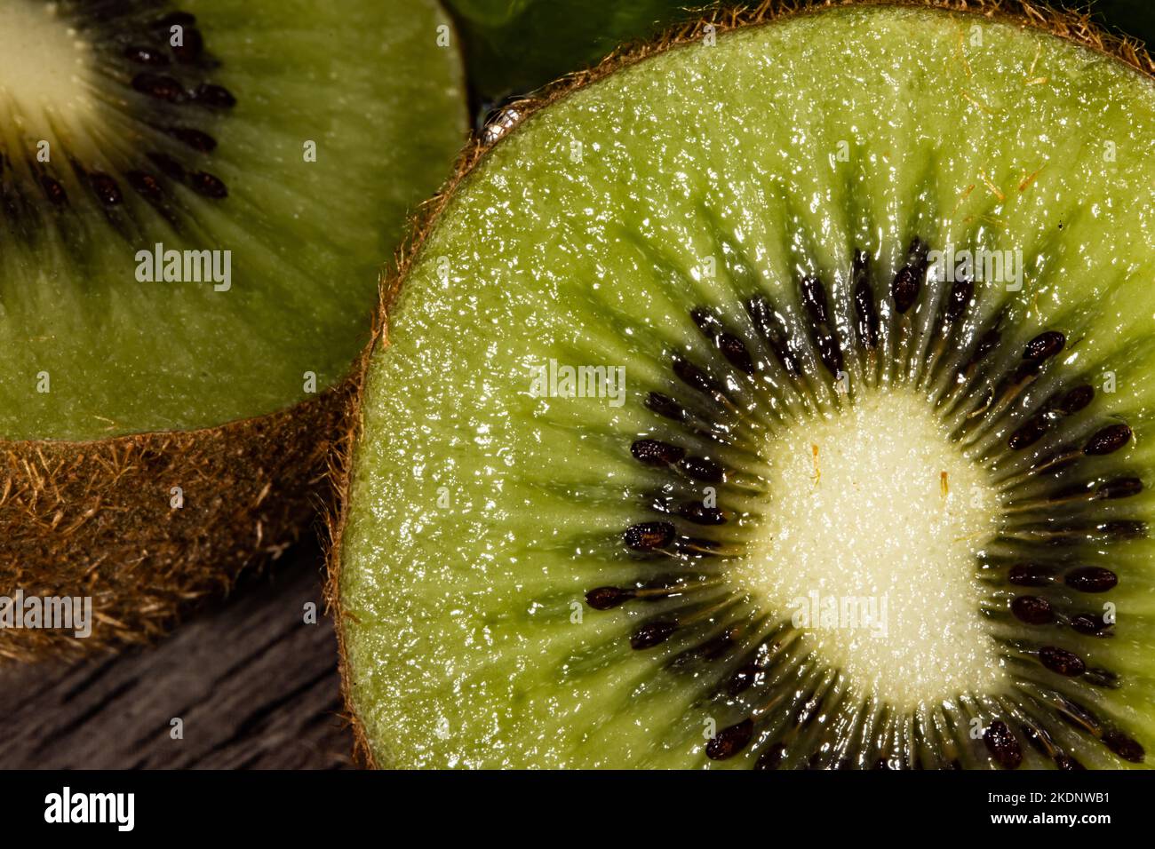 Kiwi halbiert in einer geschlossenen Makroebene, wo Sie große Details der Frucht sehen können. Stockfoto