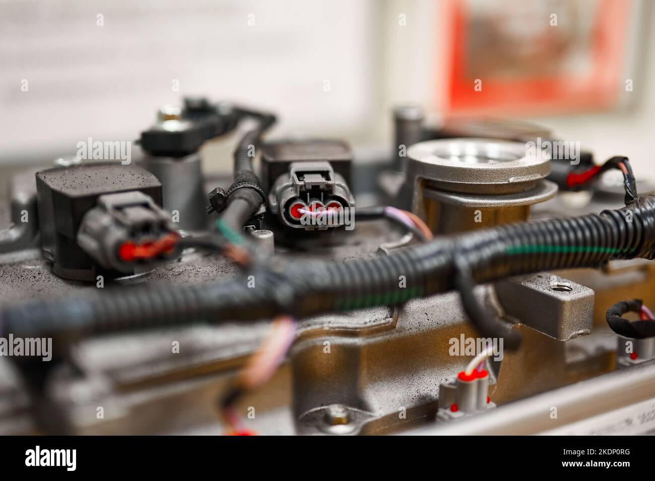 Elektrokabel und Steckverbinder für den Automotor bei der Herstellung Stockfoto