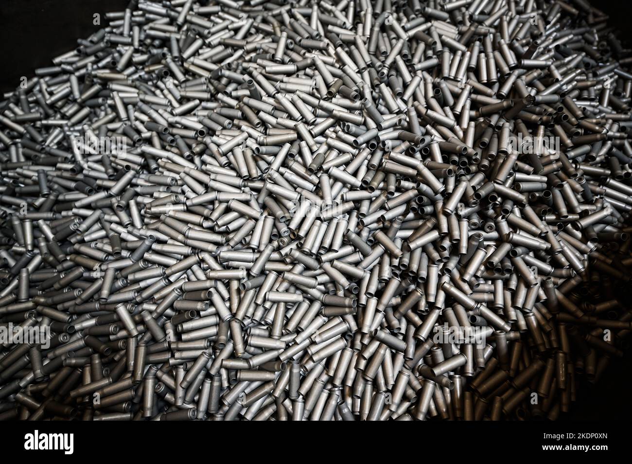 Geschosshüllen auf dunklem Hintergrund in der Rüstungsfabrik Stockfoto