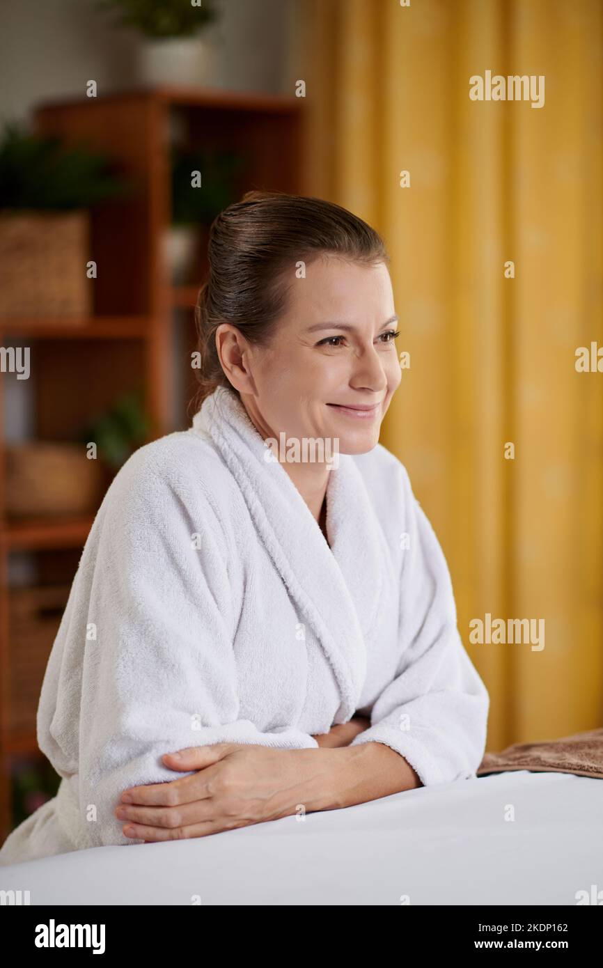 Porträt einer positiven Frau in Badetuch aufgeregt, um entspannende Verfahren im Spa-Salon zu bekommen Stockfoto