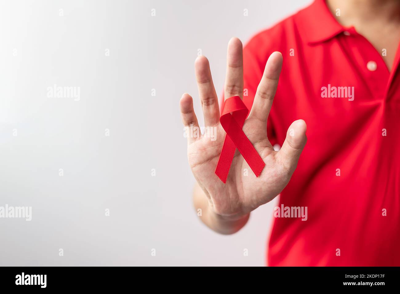 Rotes Band zum Welt-Aids-Tag im Dezember, erworbenes Immunschwächesyndrom, Monat des Bewusstseins für Multiple Myelom-Krebs und Nationale Woche des Roten Bandes. Hea Stockfoto