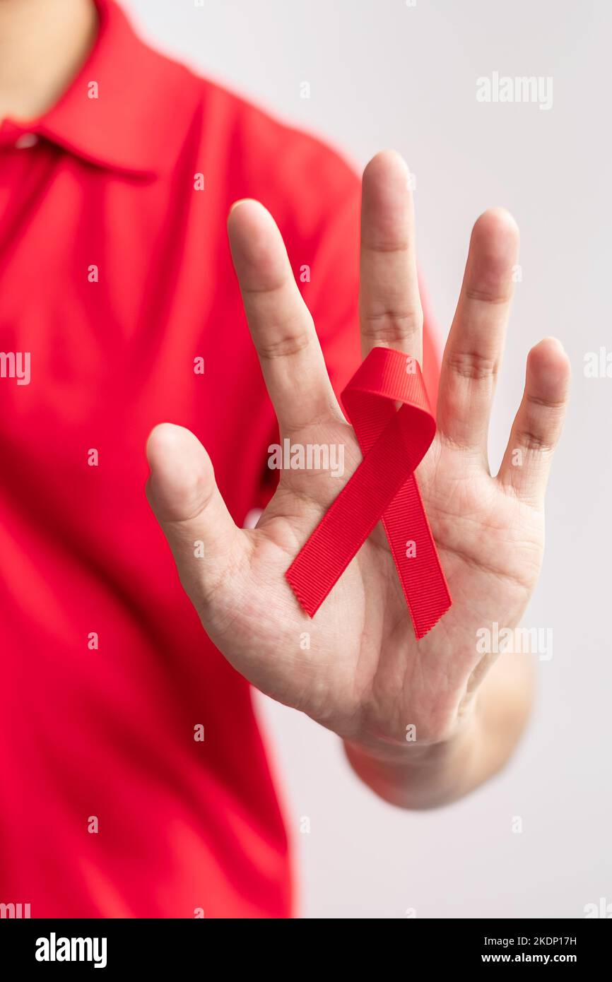 Rotes Band zum Welt-Aids-Tag im Dezember, erworbenes Immunschwächesyndrom, Monat des Bewusstseins für Multiple Myelom-Krebs und Nationale Woche des Roten Bandes. Hea Stockfoto