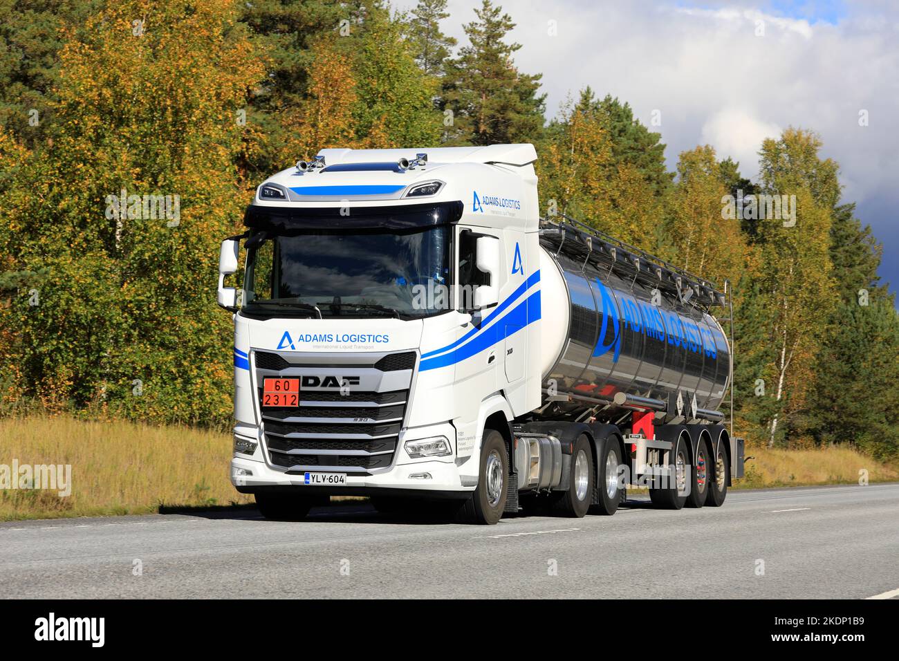 Neuer, weißer DAF XG 530 Satteltanker Adams Logistics in ADR auf der Straße. 60-2312 bedeutet Phenol, geschmolzen. Raasepori, Finnland. 23. September 2022. Stockfoto