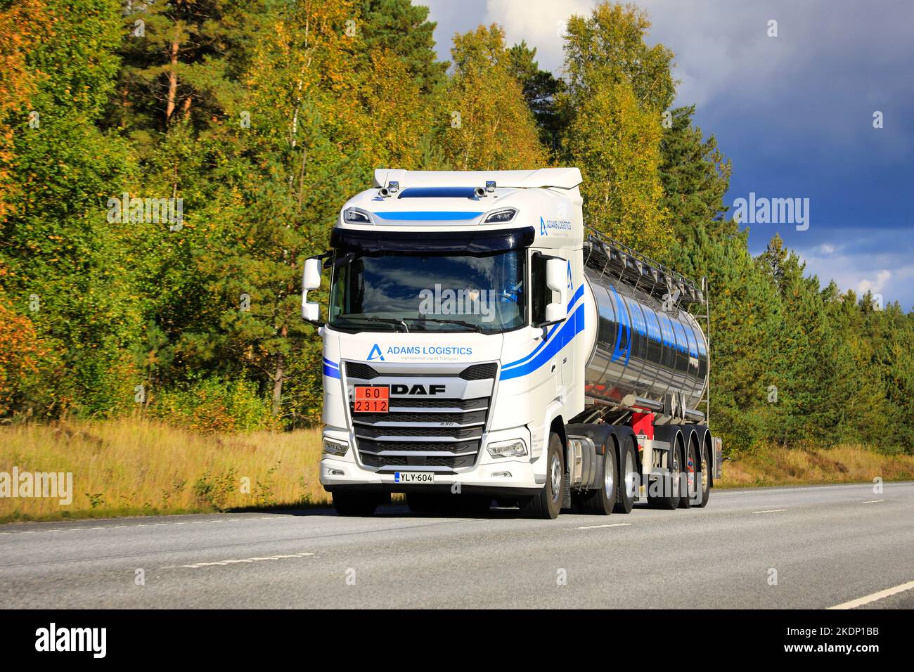 Neuer, weißer DAF XG 530 Satteltanker Adams Logistics in ADR auf der Straße. 60-2312 bedeutet Phenol, geschmolzen. Raasepori, Finnland. 23. September 2022. Stockfoto