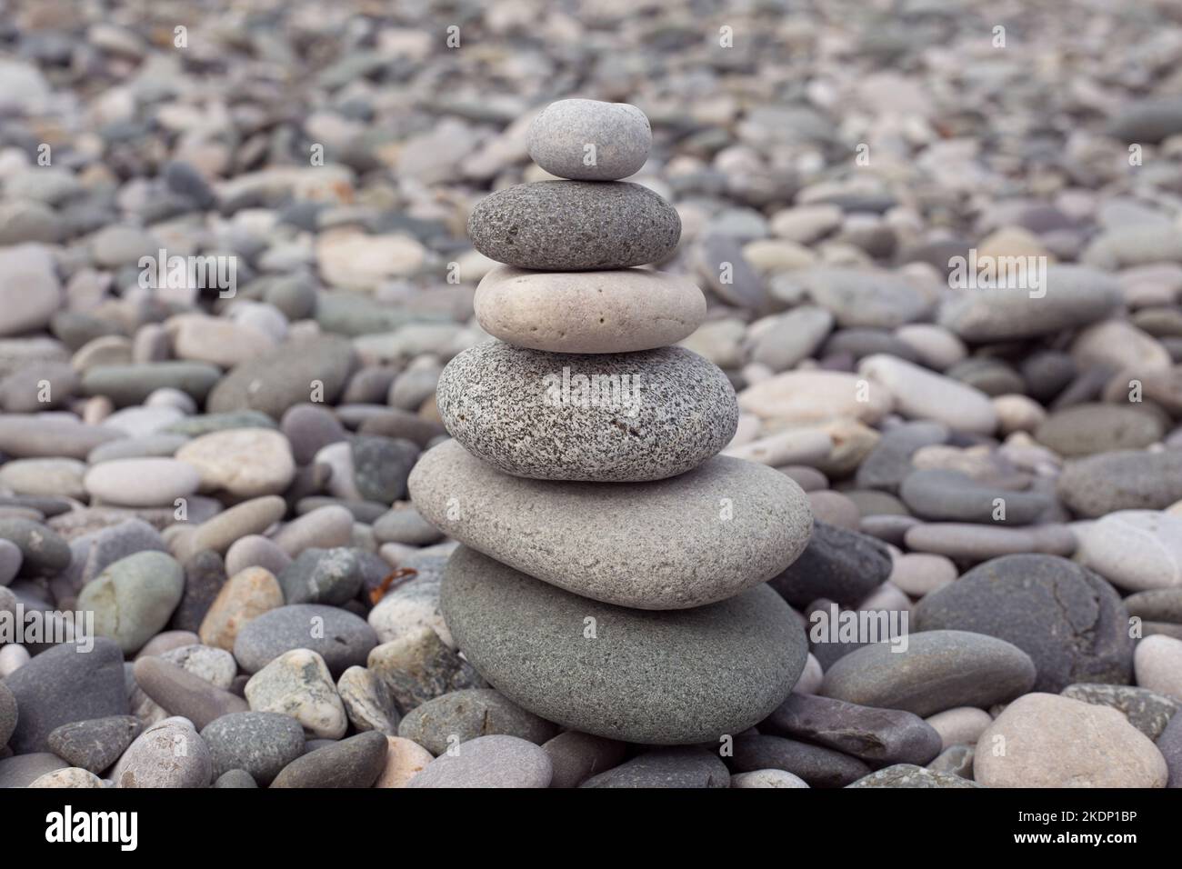 Stone Cairn auf grauem Kieselsteinsee-Hintergrund. Rock-Zen-Skulptur Stockfoto
