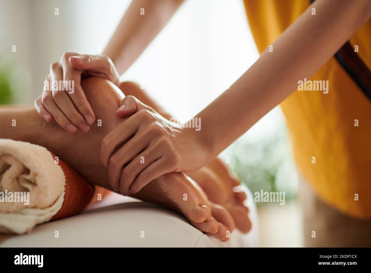 Nahaufnahme der Frau, die eine entspannende Fußmassage mit Ölen erhält Stockfoto