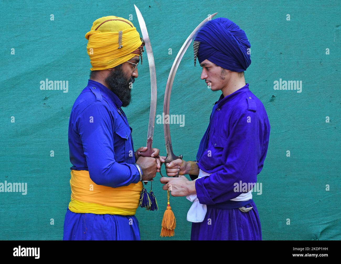 Mumbai, Indien. 07.. November 2022. Nihangs oder Sikh-Krieger posieren für ein Foto und halten vor der Geburtstagsfeier von Guru Nanak Dev Ji in Mumbai Schwerter. Gatka ist ein Punjabi-Wort, das in Holzstäbchen übersetzt wird, die anstelle von Schwertern verwendet werden. Es verwendet ein Schwert als Hauptwaffe, Unter anderem. Person's spirituellen und physischen Aspekt wird während der Lernphase dieser alten Kunst entwickelt. Gatka wurde ausgiebig von Sikh Krieger verwendet, um sich von den Gräueltaten der Moguln und der britischen Herrscher zu verteidigen. Kredit: SOPA Images Limited/Alamy Live Nachrichten Stockfoto