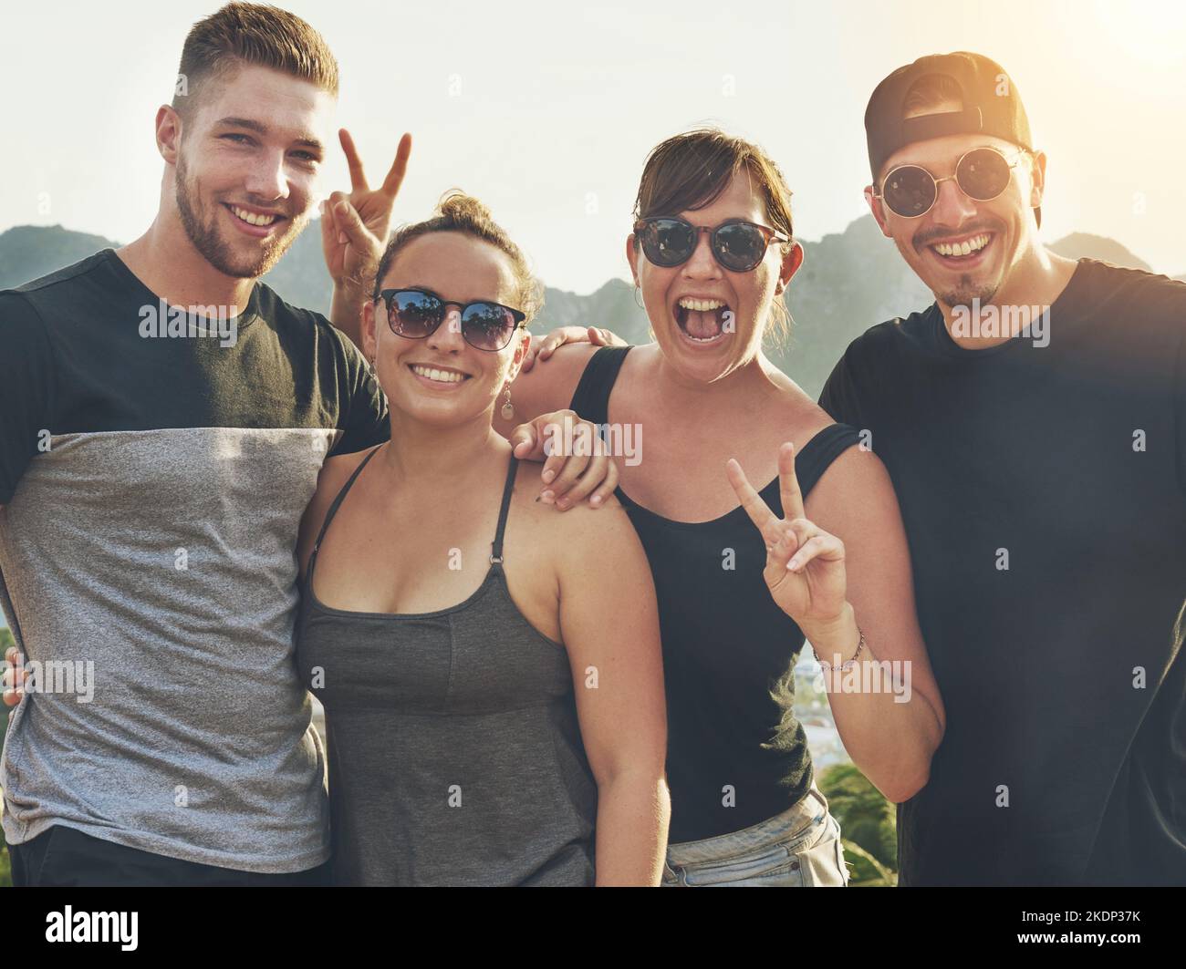 Nur gute Stimmung. Porträt einer glücklichen Gruppe von Freunden, die draußen zusammen posieren. Stockfoto