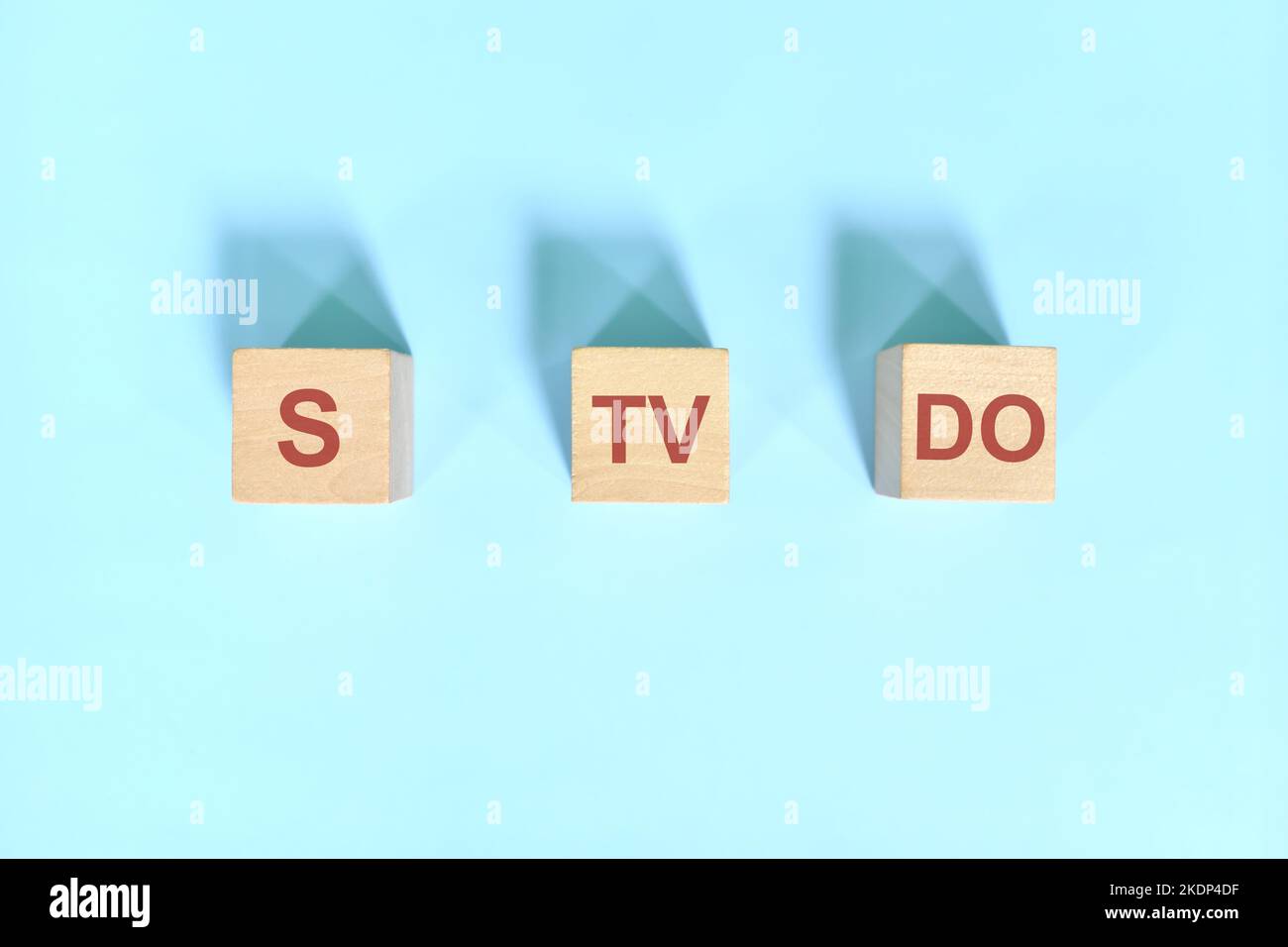 S TV TUN grundlegende Satzmuster englische Grammatik Konzept. Holzblöcke flach lagen auf blauem Hintergrund. Stockfoto