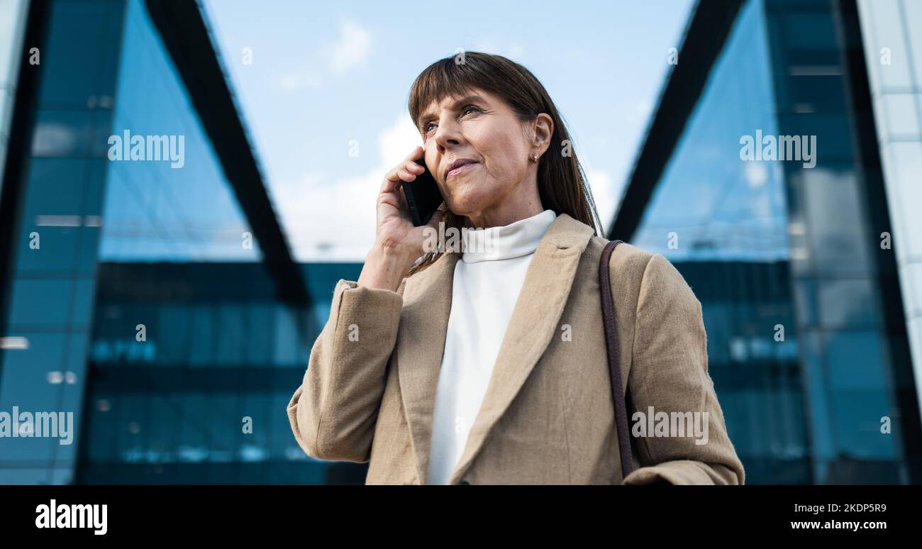 Geschäft, Frau und Telefonanruf in der Stadt der leitenden Angestellten Frau mit 5G Kommunikation. Stadt, führende Geschäftsfrau und Handy oder Stockfoto