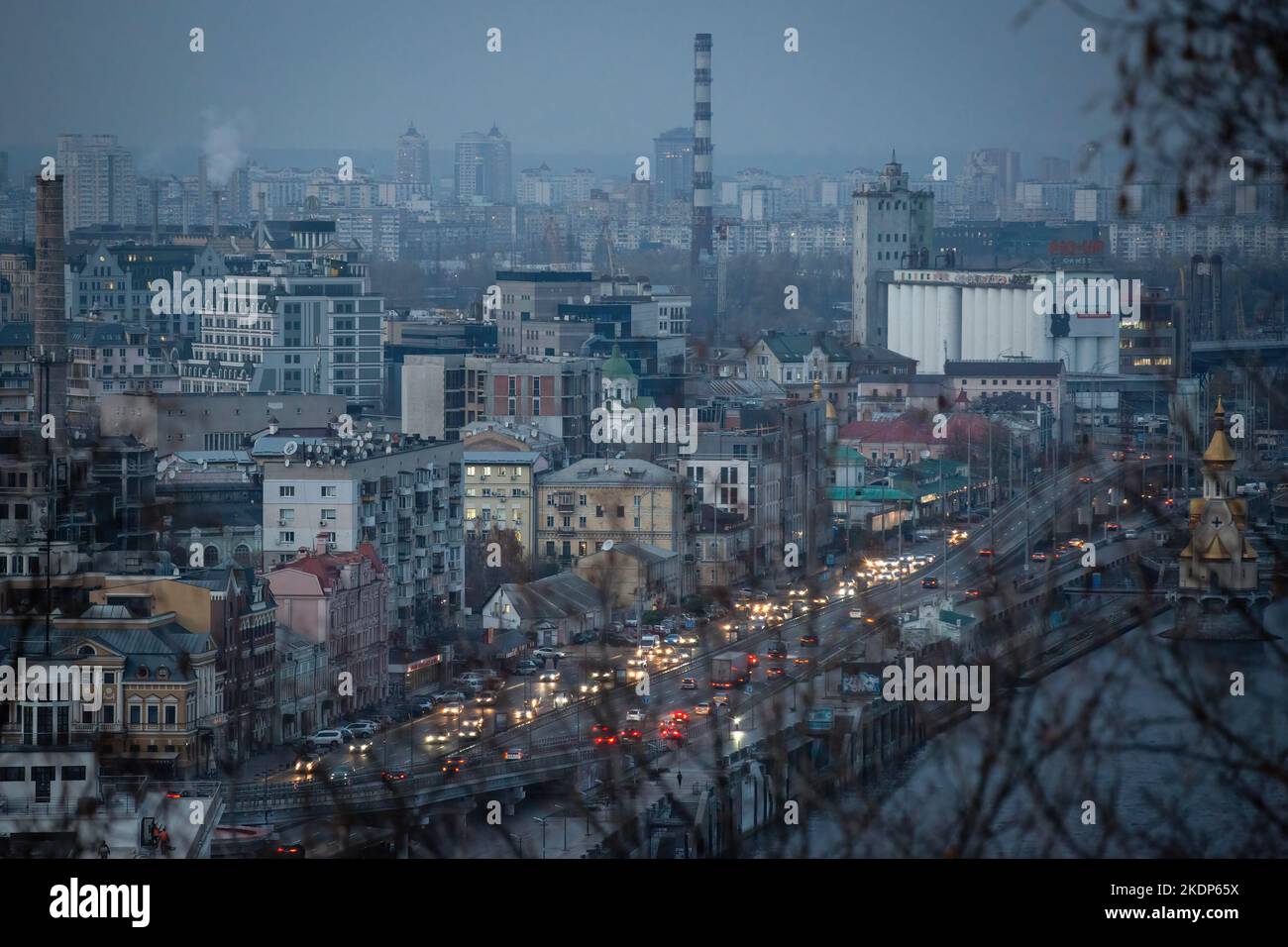 Kiew, Ukraine. 07.. November 2022. Das Zentrum von Kiew ohne Strom, nachdem die kritische zivile Infrastruktur von russischen Raketenangriffen in der Ukraine getroffen wurde. Die Kiewer Behörden planen, drei Millionen Einwohner zu evakuieren, wenn die ukrainische Hauptstadt unter einem völligen Blackout leidet. (Foto von Oleksii Chumachenko/SOPA Images/Sipa USA) Quelle: SIPA USA/Alamy Live News Stockfoto