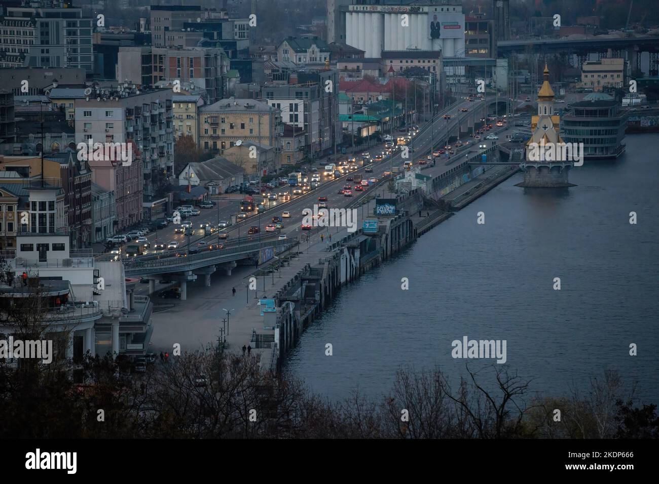 Kiew, Ukraine. 07.. November 2022. Das Zentrum von Kiew ohne Strom, nachdem die kritische zivile Infrastruktur von russischen Raketenangriffen in der Ukraine getroffen wurde. Die Kiewer Behörden planen, drei Millionen Einwohner zu evakuieren, wenn die ukrainische Hauptstadt unter einem völligen Blackout leidet. (Foto von Oleksii Chumachenko/SOPA Images/Sipa USA) Quelle: SIPA USA/Alamy Live News Stockfoto