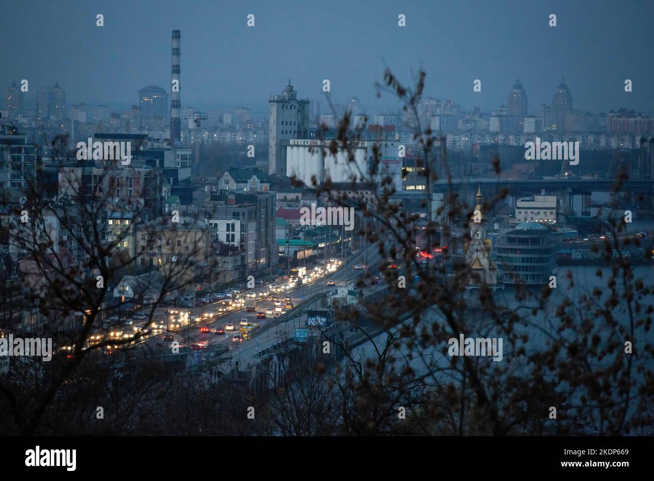 Kiew, Ukraine. 07.. November 2022. Das Zentrum von Kiew ohne Strom, nachdem die kritische zivile Infrastruktur von russischen Raketenangriffen in der Ukraine getroffen wurde. Die Kiewer Behörden planen, drei Millionen Einwohner zu evakuieren, wenn die ukrainische Hauptstadt unter einem völligen Blackout leidet. (Foto von Oleksii Chumachenko/SOPA Images/Sipa USA) Quelle: SIPA USA/Alamy Live News Stockfoto