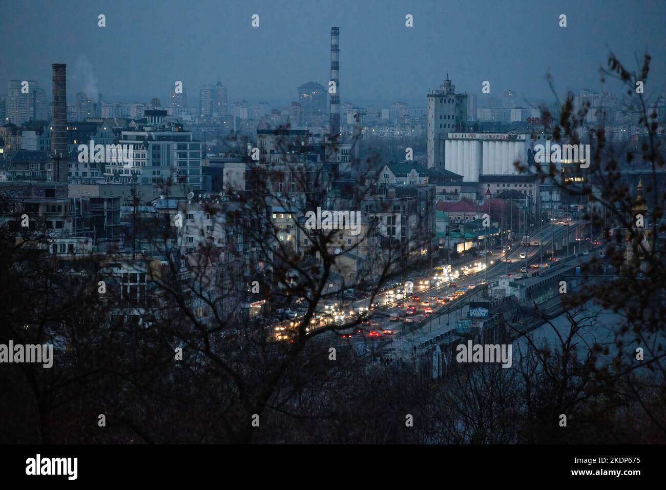 Kiew, Ukraine. 07.. November 2022. Das Zentrum von Kiew ohne Strom, nachdem die kritische zivile Infrastruktur von russischen Raketenangriffen in der Ukraine getroffen wurde. Die Kiewer Behörden planen, drei Millionen Einwohner zu evakuieren, wenn die ukrainische Hauptstadt unter einem völligen Blackout leidet. (Foto von Oleksii Chumachenko/SOPA Images/Sipa USA) Quelle: SIPA USA/Alamy Live News Stockfoto