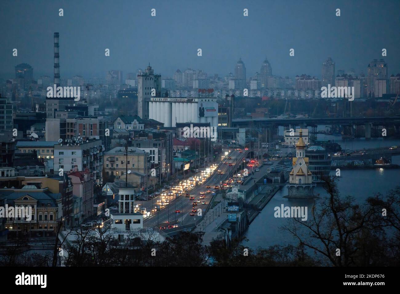 Kiew, Ukraine. 07.. November 2022. Das Zentrum von Kiew ohne Strom, nachdem die kritische zivile Infrastruktur von russischen Raketenangriffen in der Ukraine getroffen wurde. Die Kiewer Behörden planen, drei Millionen Einwohner zu evakuieren, wenn die ukrainische Hauptstadt unter einem völligen Blackout leidet. (Foto von Oleksii Chumachenko/SOPA Images/Sipa USA) Quelle: SIPA USA/Alamy Live News Stockfoto