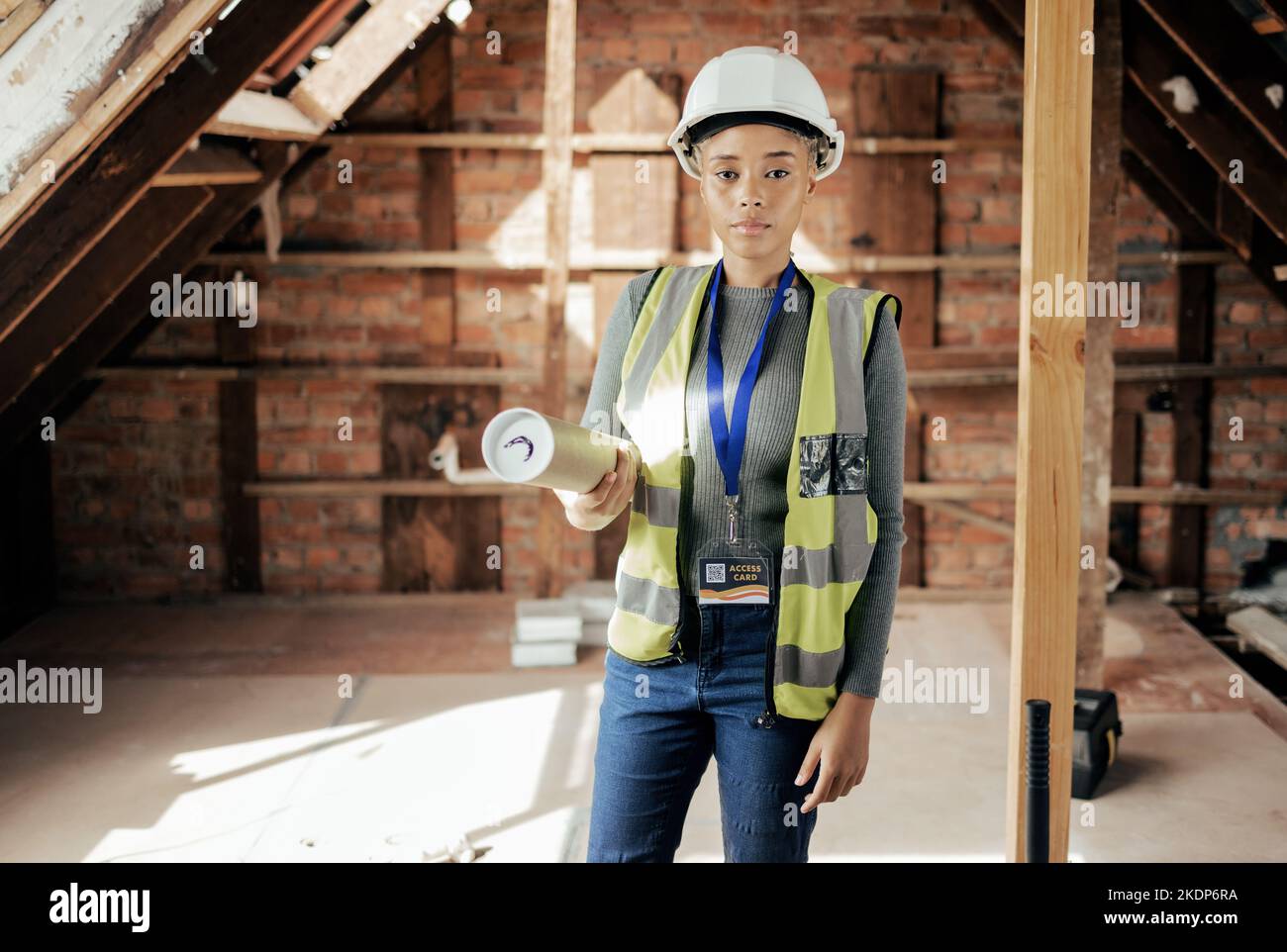 Schwarze Frau in Architektur, Blaupause für Dachkonstruktion und Porträt des Bauleiters. Interior Design-Projekt in Orlando, professionelle Karriere Stockfoto