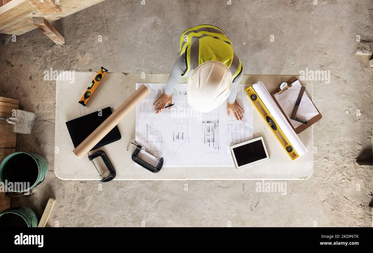 Konstruktion, Bau und Luftaufnahme von Bauarbeitern mit Bauplan, Werkzeugen und digitalem Tablet auf dem Schreibtisch. Architect Check Engineering Design Stockfoto