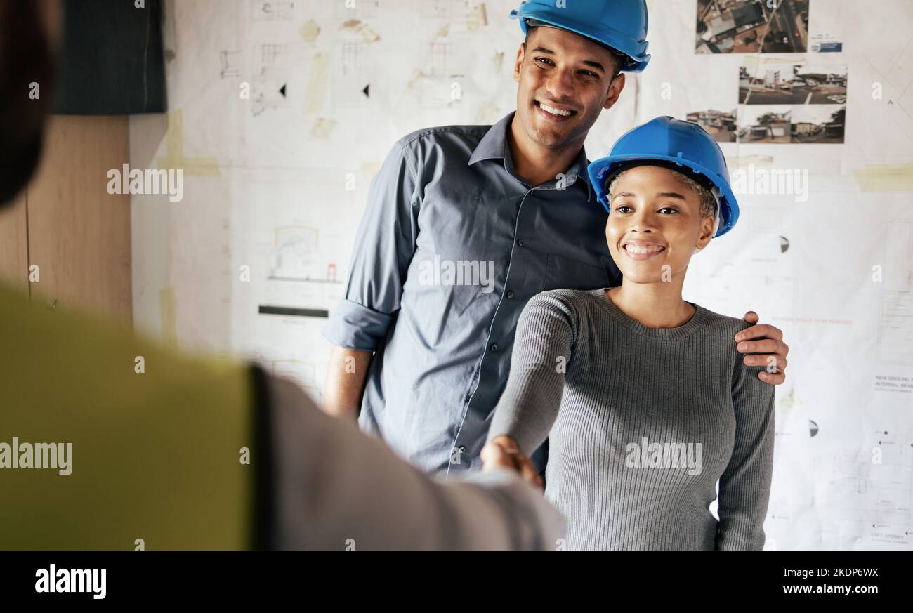 Handshake, Engineering und Architekt in einer partnerschaft von B2B mit einem erfolgreichen Industrieunternehmen. Lächeln, Einstellung und glückliche Frau in der Führung Stockfoto