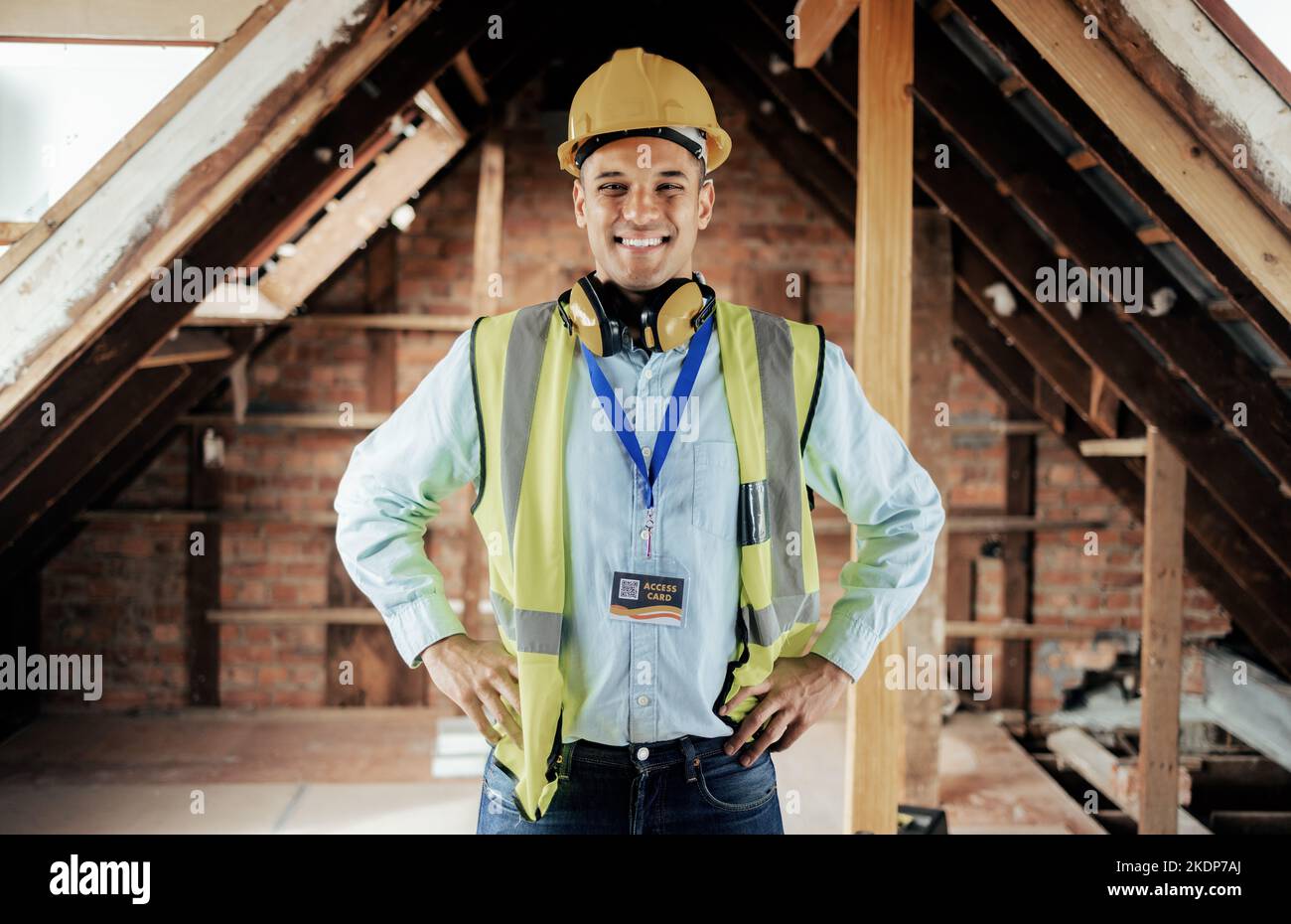 Bau, Ingenieur und glücklicher Mitarbeiter, Lächeln und Führung auf der Baustelle oder Renovierung von Gebäuden. Mann Architekt, Bauarbeiter und Stockfoto