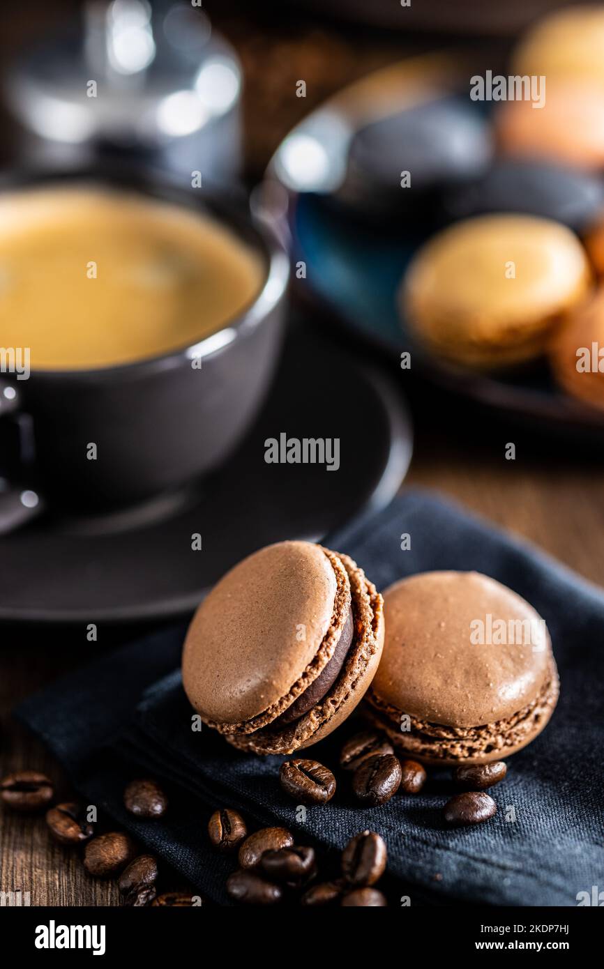 Das süße Makronen-Dessert. Makronen mit Kaffeegeschmack und Kaffeetasse. Stockfoto