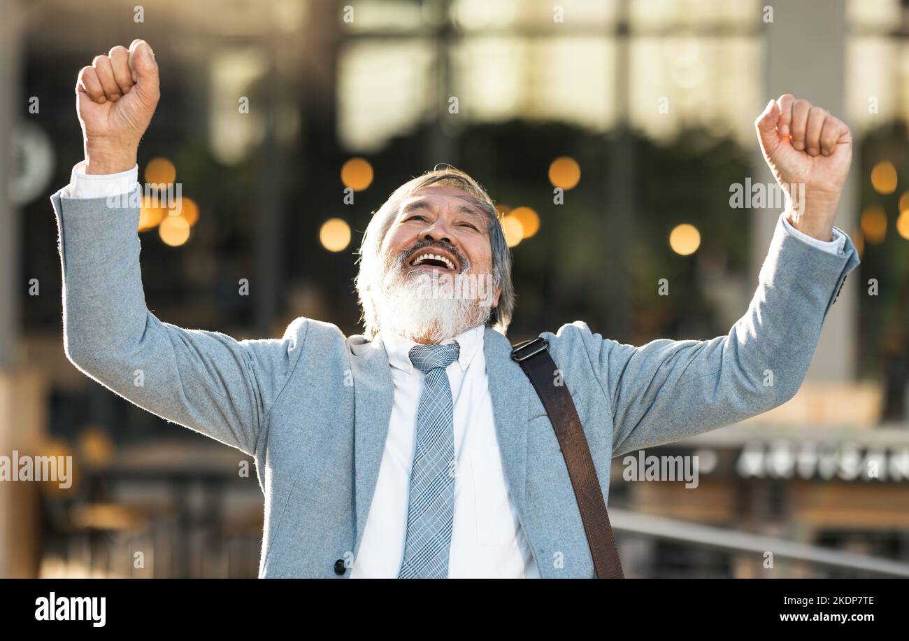 Leitender Geschäftsmann mit Erfolg, Gewinn und Anerkennung für Bonus, Leistung und Karriereziel. Älterer Mann Unternehmer, Firmenarbeiter oder Stockfoto