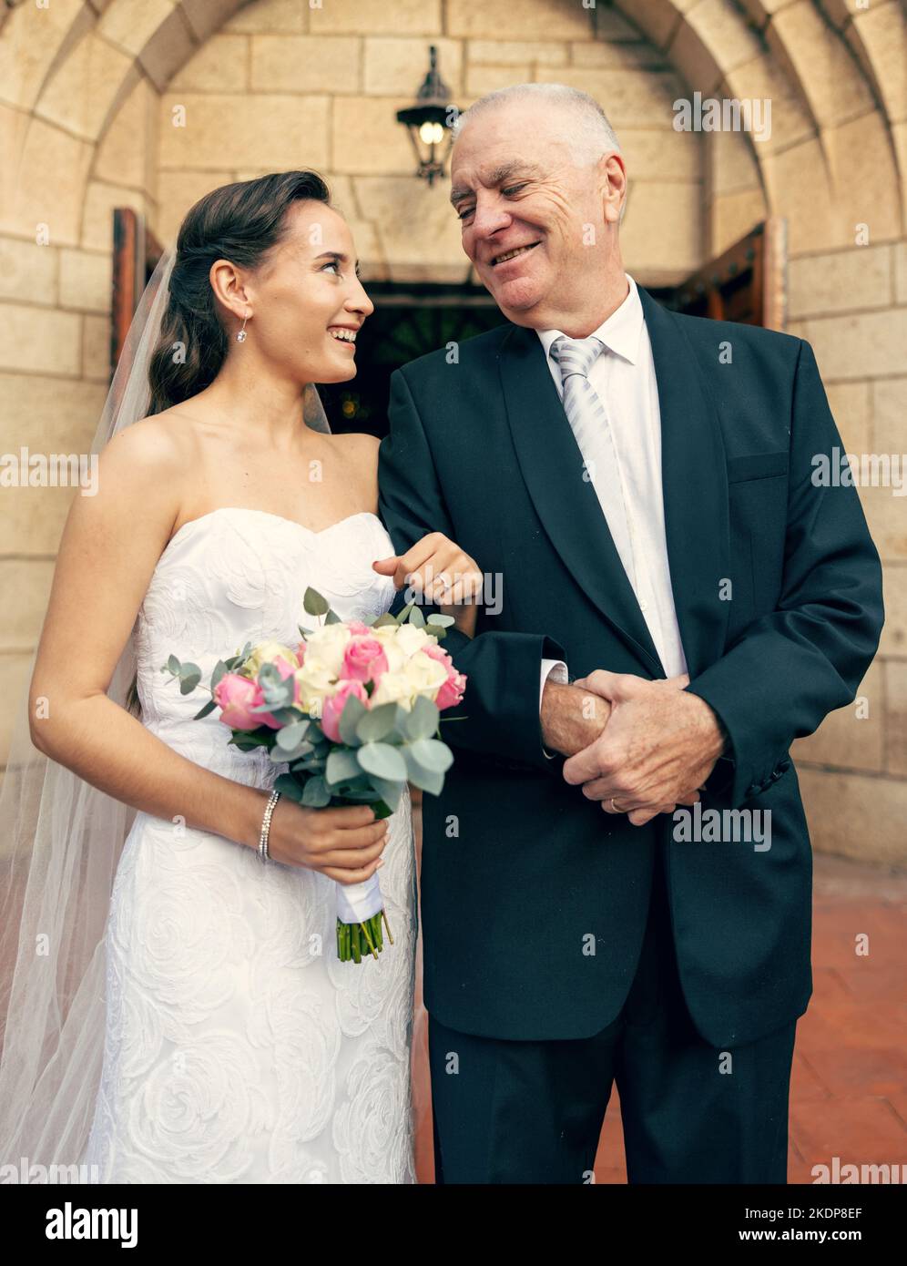 Hochzeit, Liebe und Vater der Braut glücklich fühlen, Stolz und Unterstützung der Familie für Veranstaltung, Feier und Ehe, während zusammen. Frau in Braut Stockfoto