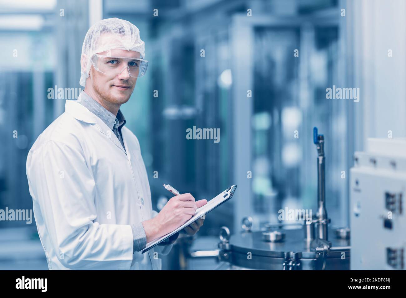 Portrait Medizin Fabrik Wissenschaftler Arbeiter arbeiten in Laboratory Plants Prozess. Arzt arbeiten Forschung in der pharmazeutischen Industrie suchen Lächeln Stockfoto