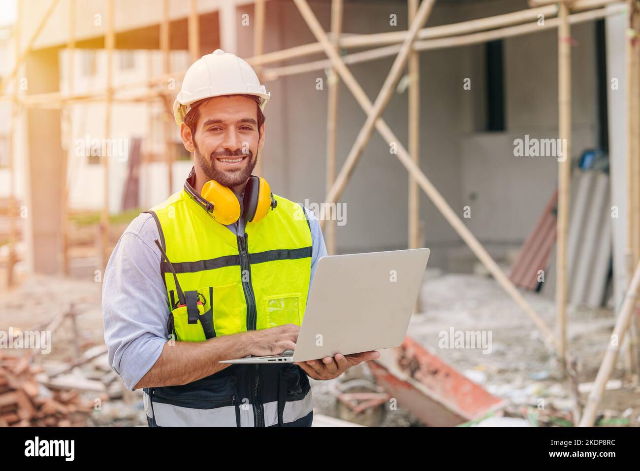 Portrait glücklich Baumeister Vorarbeiter Arbeit auf der Baustelle. Senior Worker Projekt Designer Leader Konzept. Stockfoto