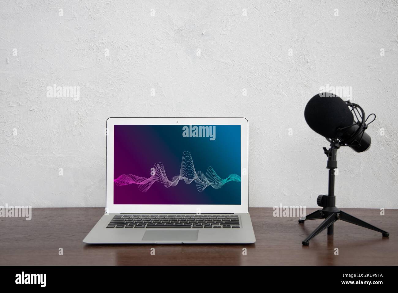 Laptop-Computer mit Kondensatormikrofon für kleine Home Sound Voice Studio Radio Podcast Konzept Stockfoto