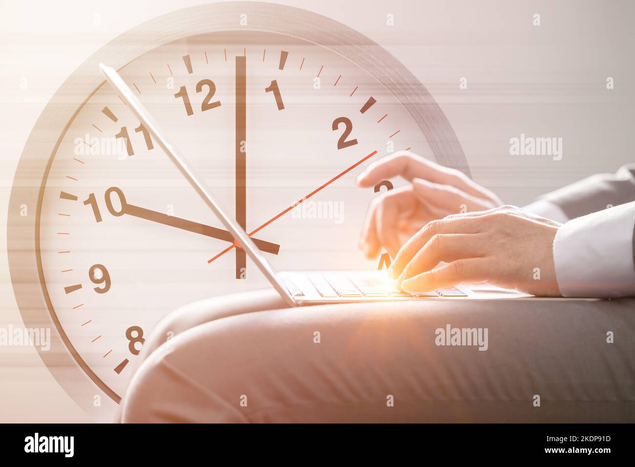 Business-Arbeit auf Zeit schnelle Geschwindigkeit arbeiten Konzept. Hand tippen auf Laptop-Computer gegen Zeiten Zifferblatt für Bürostunden Morgen. Stockfoto