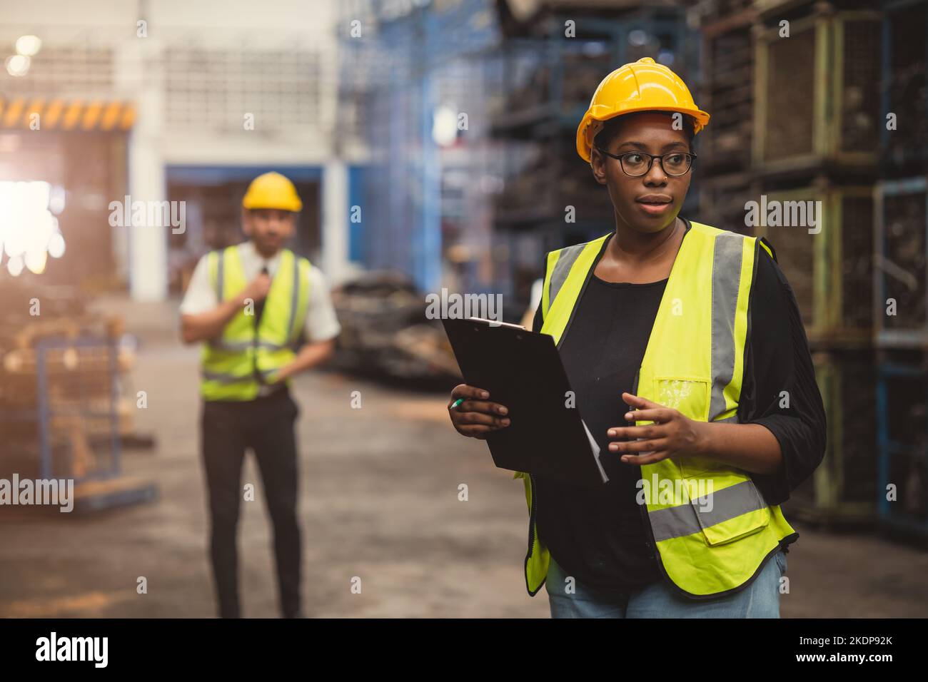 Afrikanische Frauen schwarze Dame Ingenieur Mitarbeiter arbeiten in der Fabrik-Industrie Stockfoto