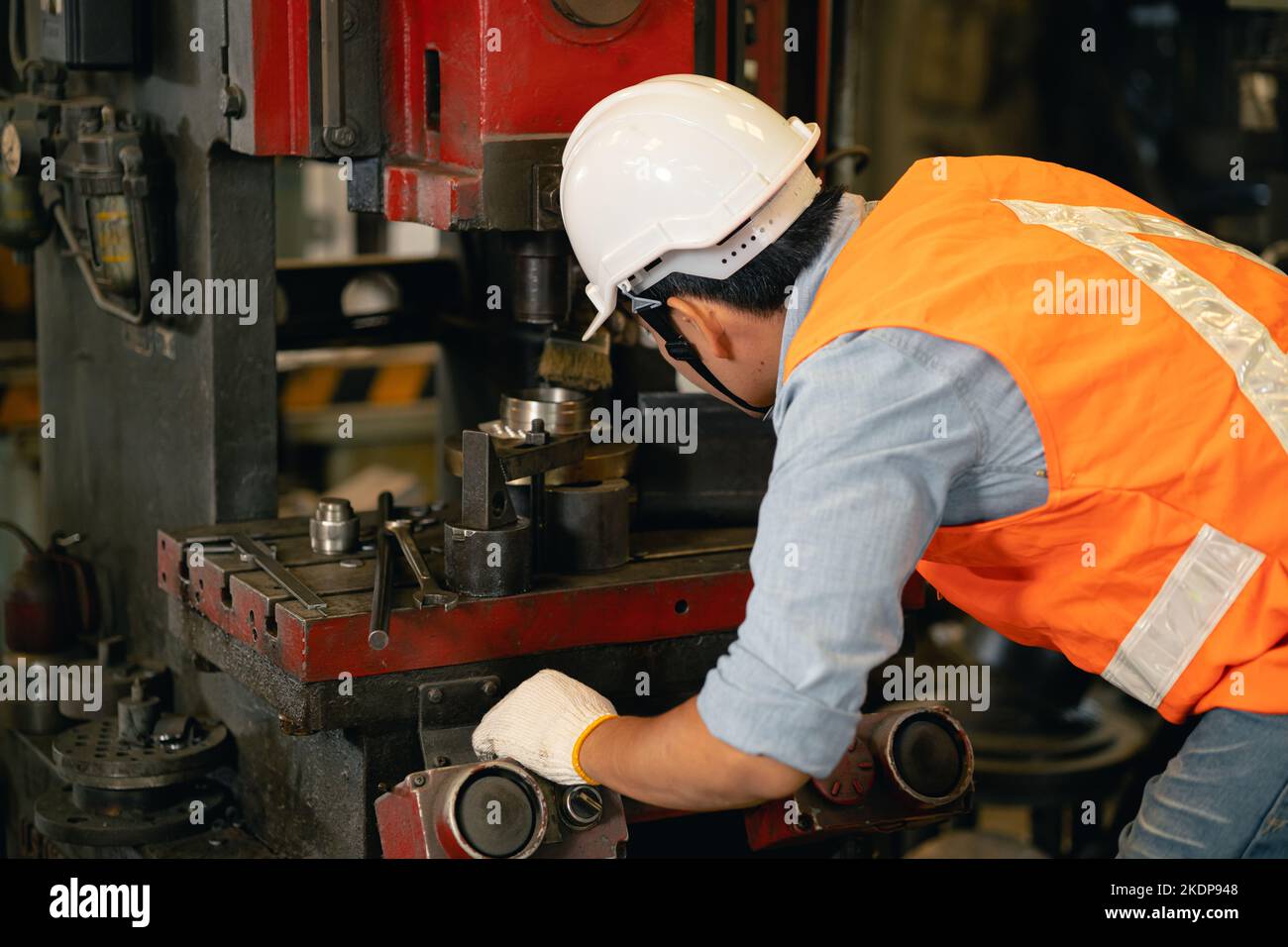 Industrie männlich Ingenieur Arbeiter Sicherheits-Check Maschine Service fix Setup arbeiten in Drehmaschine Stahl Metallfabrik Stockfoto