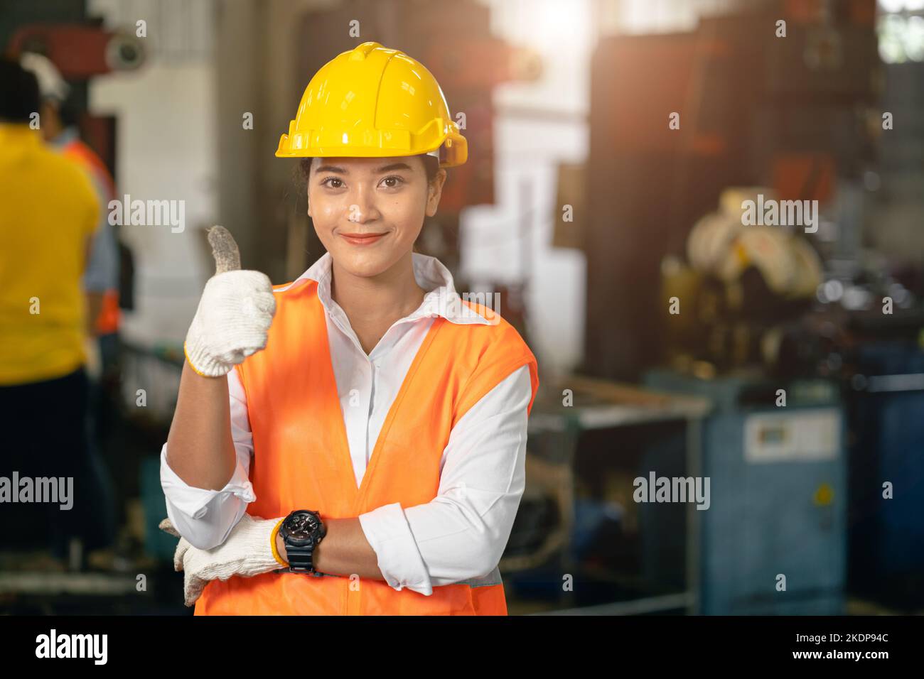 Portrait Teenager arbeiten Frau in der Schwerindustrie Drehmaschine Stahl Werkzeugfabrik glücklich Lächeln Daumen hoch Stockfoto