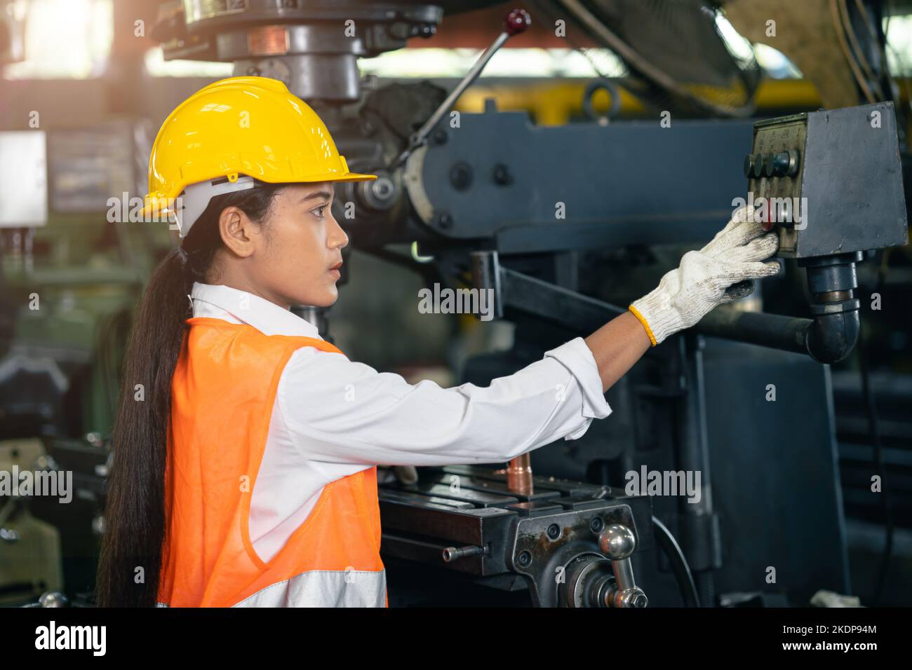 Teen Mädchen arbeiten mit Drehbank Metall Werkstatt Stahl Fabrik Industrie Ingenieur Maschinenbediener Stockfoto