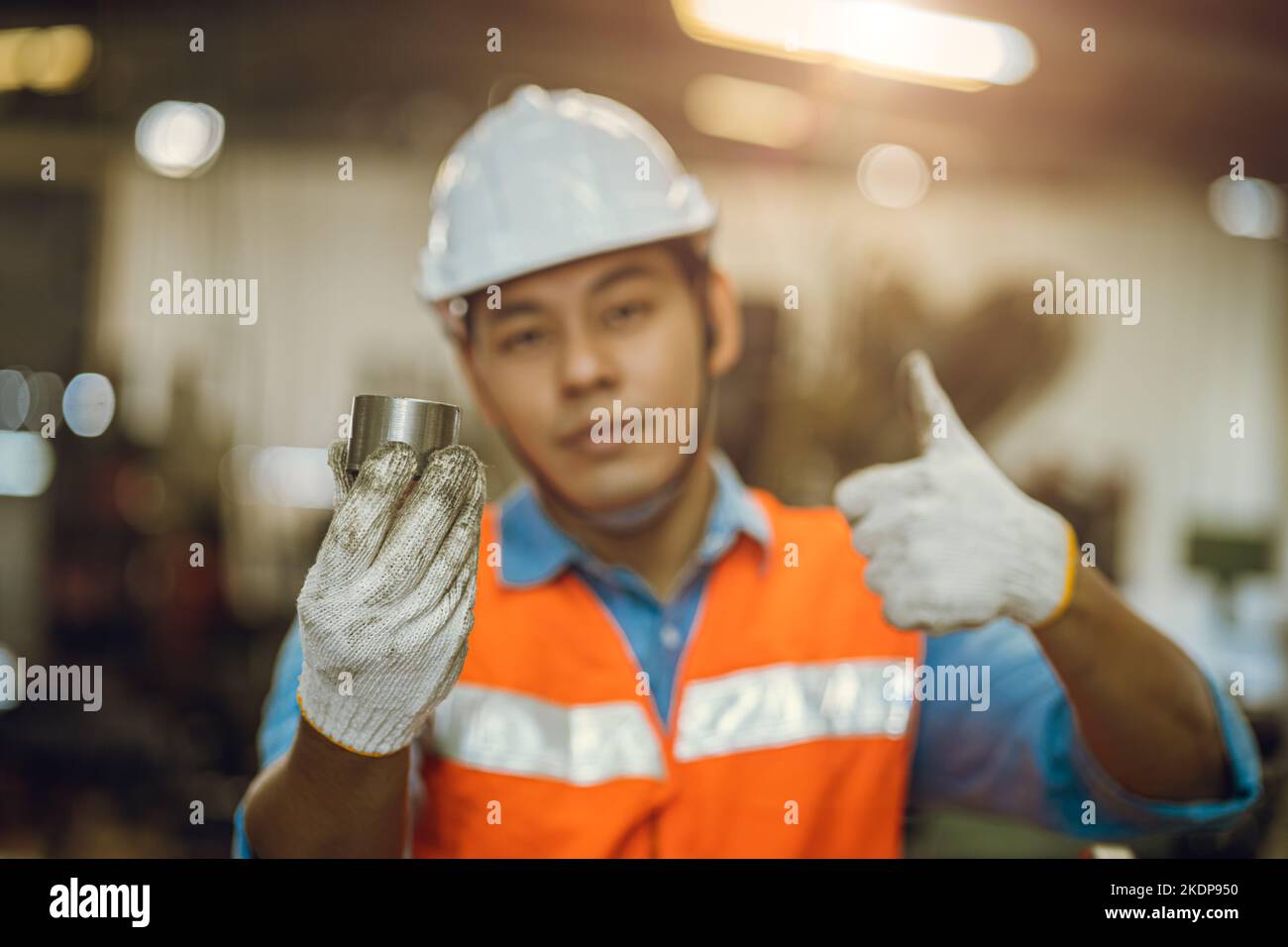 Ingenieur männliche Arbeiter zeigt beste Metallteil für gute Qualität Stahldrehmaschine Arbeit Produktion Stockfoto