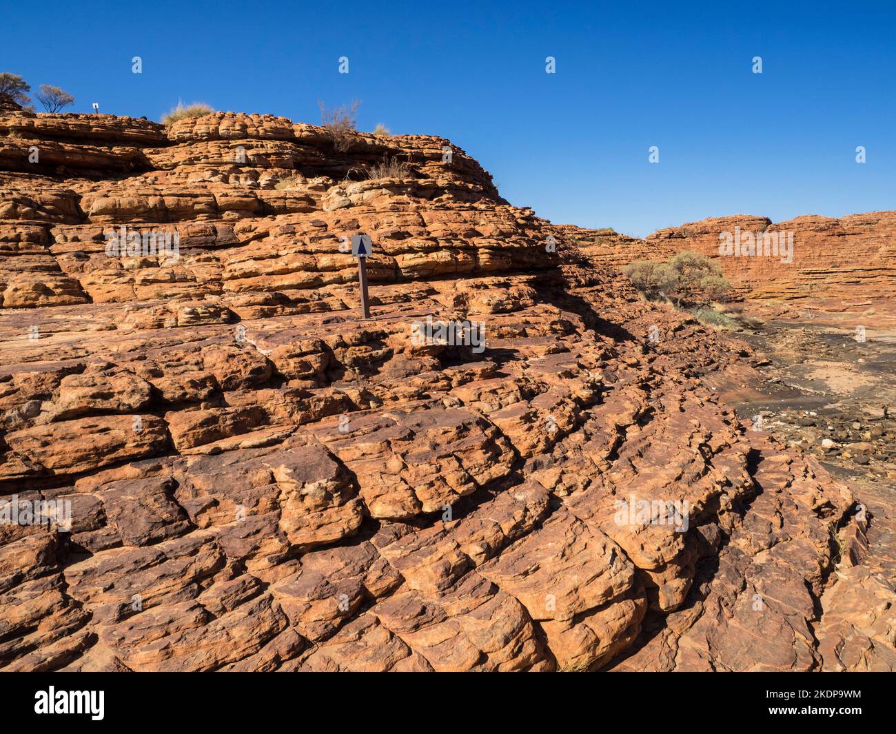 Streckenmarkierung auf dem Rim Walk, Kings Canyon, Watarrka National Park, Northern Territory, Australien Stockfoto