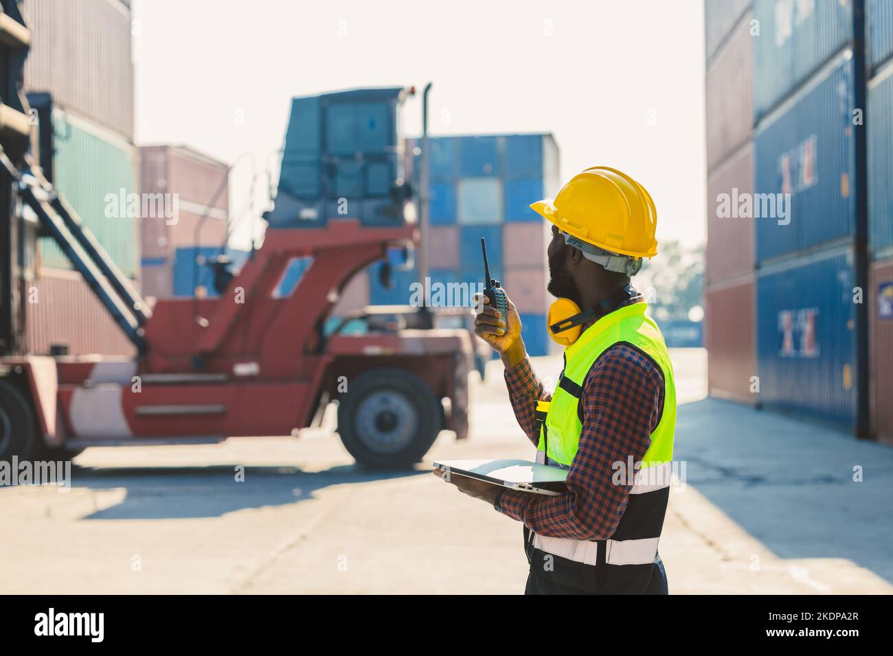 Mitarbeiter der Zollspedition, die auf der Frachthafen-Container-Werft mit Funksteuerung arbeitet Stockfoto