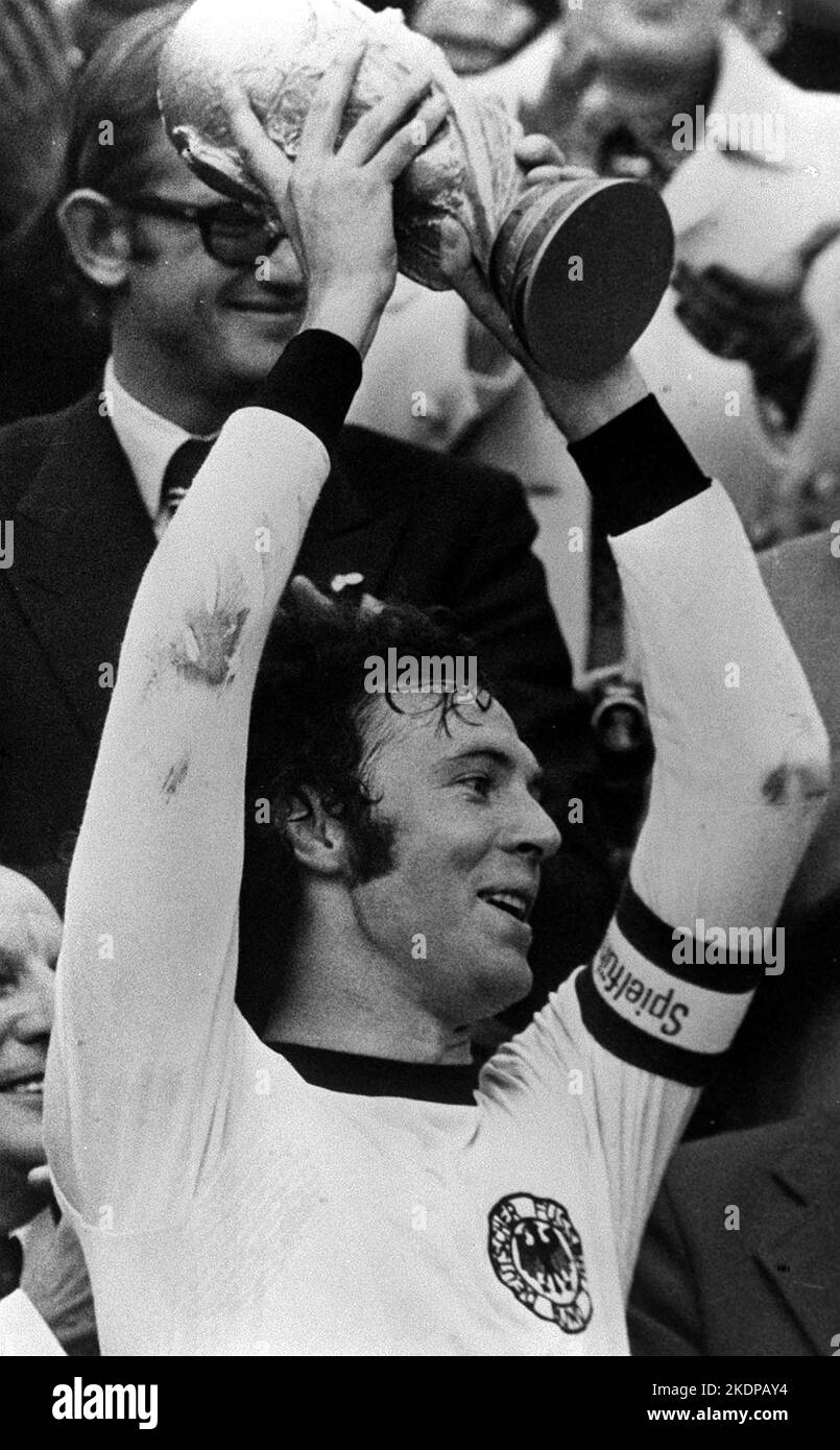 Datei Foto vom 09-07-1974 von Kapitän Franz Beckenbauer hält die WM-Trophäe, nachdem er Holland 2-1 im Finale in München besiegt hatte. „Der Kaiser“, bekannt für seine Positionierung und Verteilung, spielte in drei World Cups - einschließlich der Endniederlage 1966 gegen England und in der Halbfinalniederlage gegen Italien vier Jahre später, Arm in einer Schlinge mit einem gebrochenen Schlüsselbein. Schließlich bekam Beckenbauer die Trophäe in die Hände, als die Bundesrepublik 1974 die WM auf heimisch-deutschem Boden gewann. Ausgabedatum: Dienstag, 8. November 2022. Stockfoto