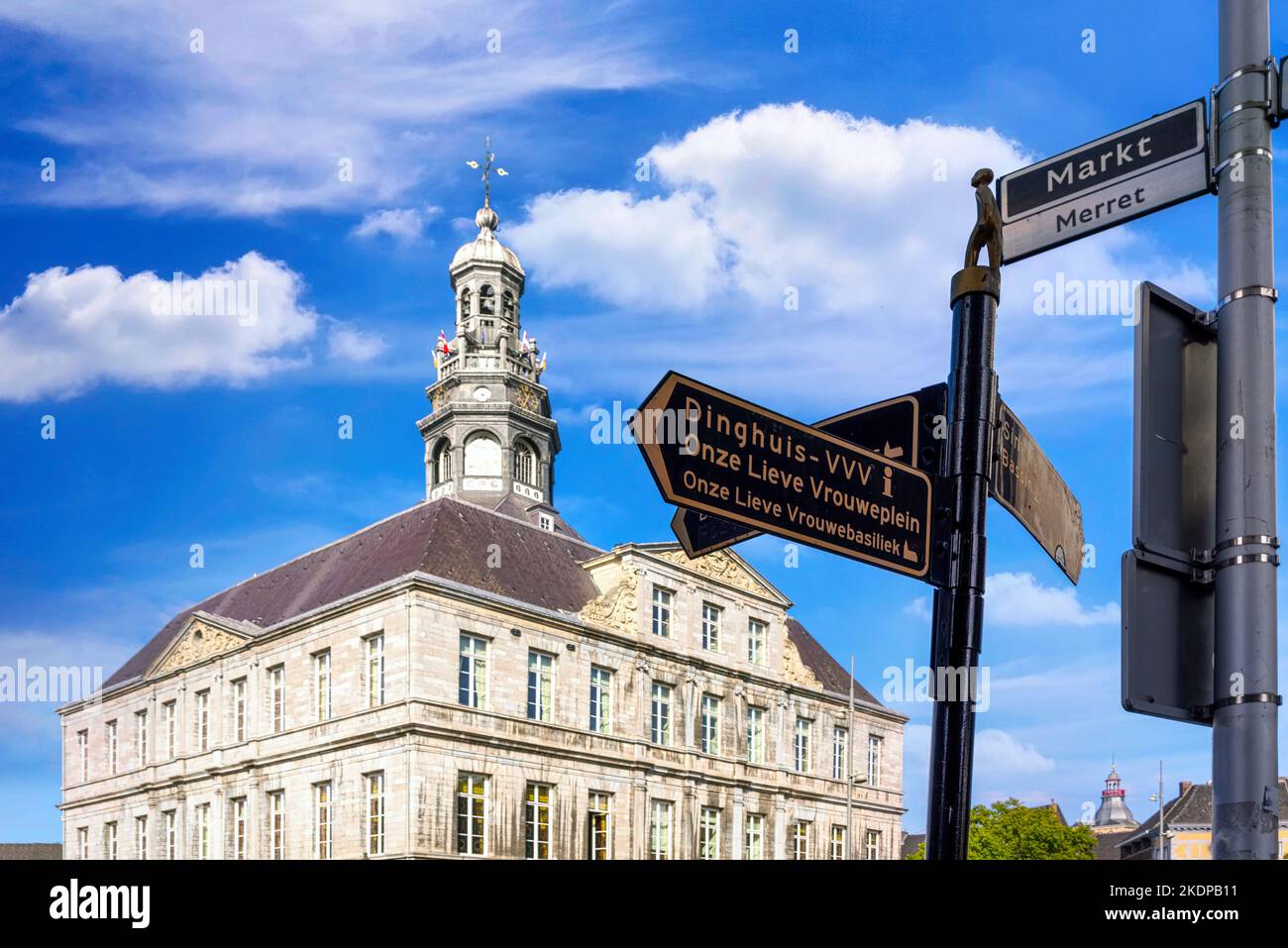 Maastricht, Niederlande. Rathaus mit Richtungspfeilen im Vordergrund Stockfoto