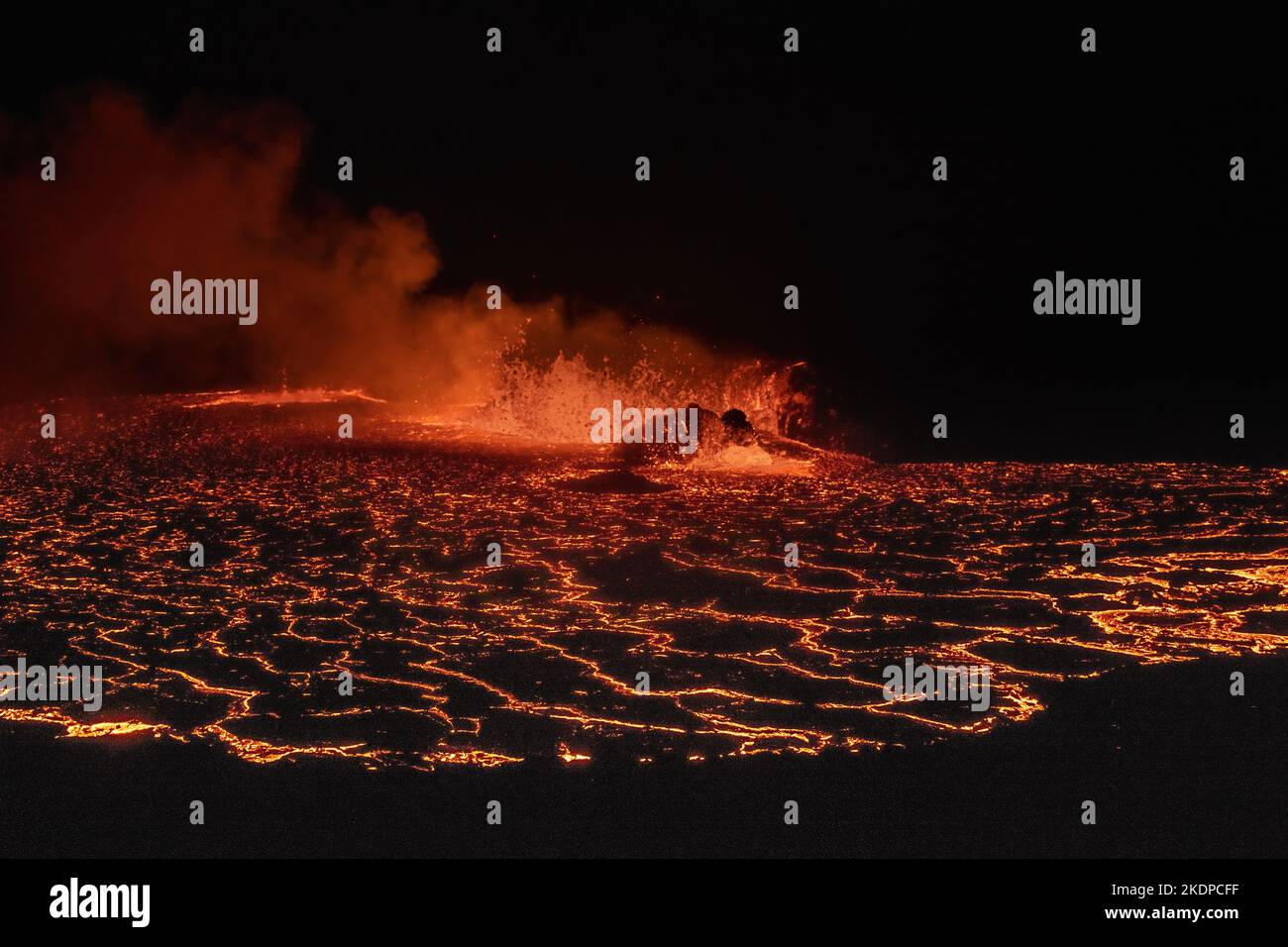 Die neue Eruption des Fagradalsfjall-Vulkans in Island im Jahr 2022. Nur wenige Tage nach der letzten Eruption mitten in der Nacht aufgenommen. Stockfoto