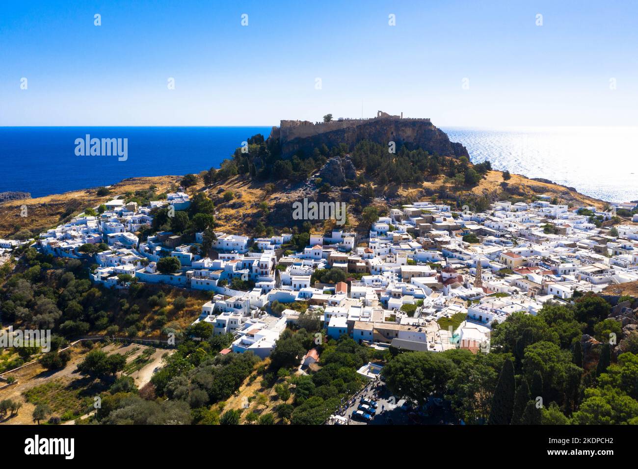 Panaoramischer Luftblick. Lindos kleines und berühmtes Dorf. Rhodos Insel an der Ägäis. Griechenland. Tourismus- und Urlaubskonzept. Stockfoto
