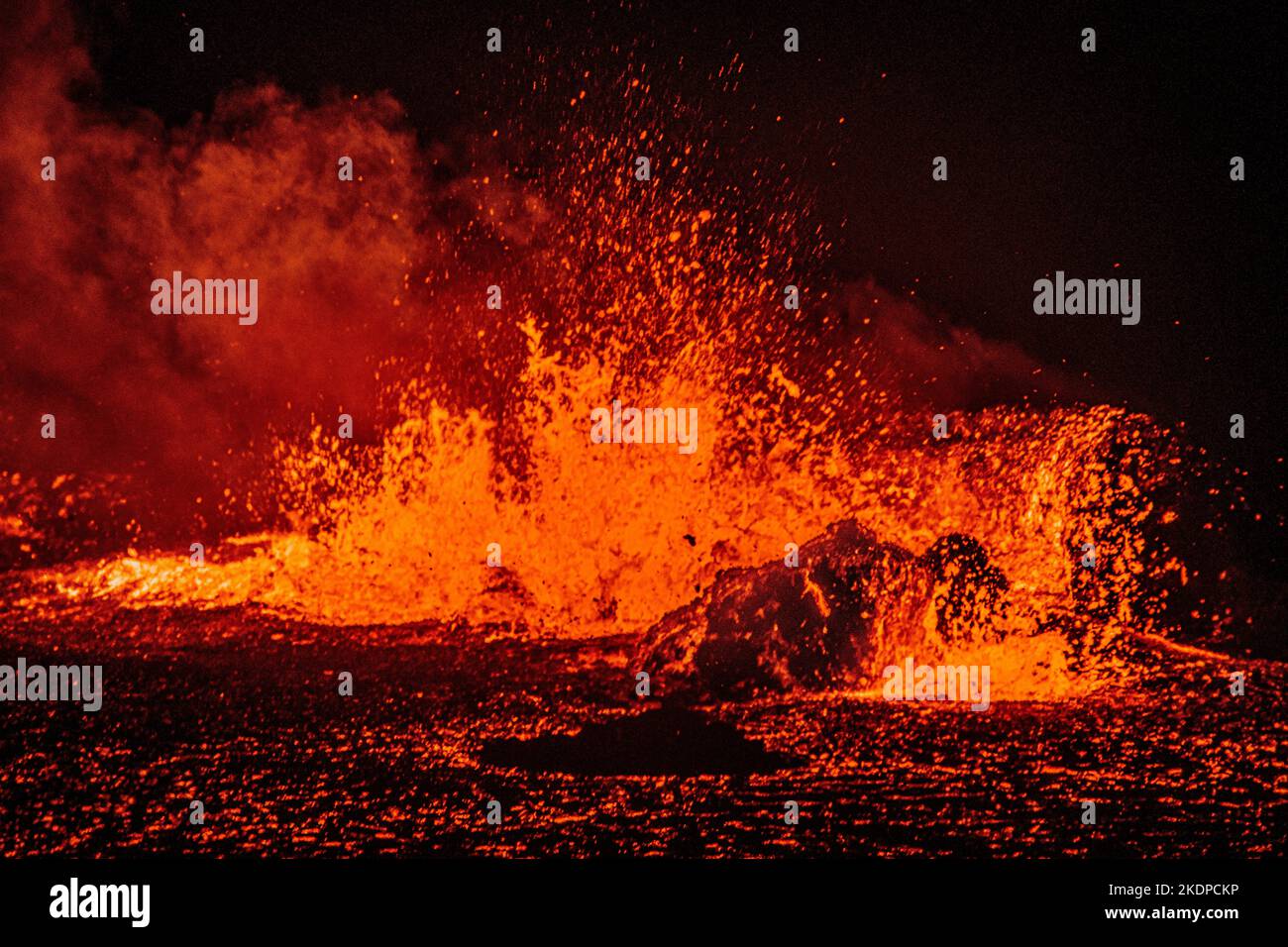 Die neue Eruption des Fagradalsfjall-Vulkans in Island im Jahr 2022. Nur wenige Tage nach der letzten Eruption mitten in der Nacht aufgenommen. Stockfoto