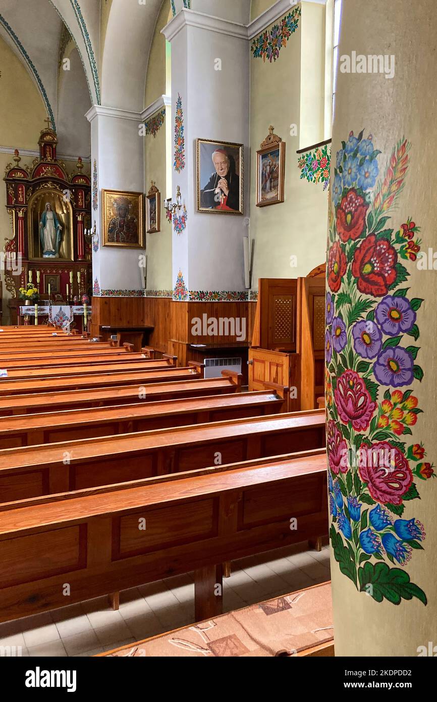 Handverzierte Kirche im Dorf Zalipie, Polen. Stockfoto
