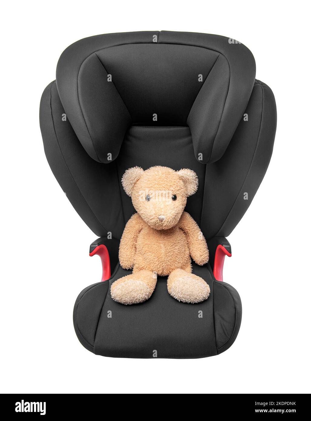 Weicher Spielzeugbär auf einem Kinderautositz. Stockfoto