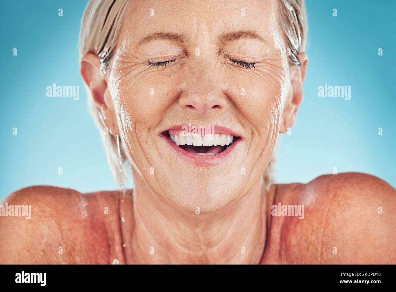 Wasser, Gesicht und reife Frau waschen oder reinigen ihre Haut für Hygiene und Pflege. Ältere Frau, Splash und Beauty-Clean für die Gesichts-Hydratation und Stockfoto