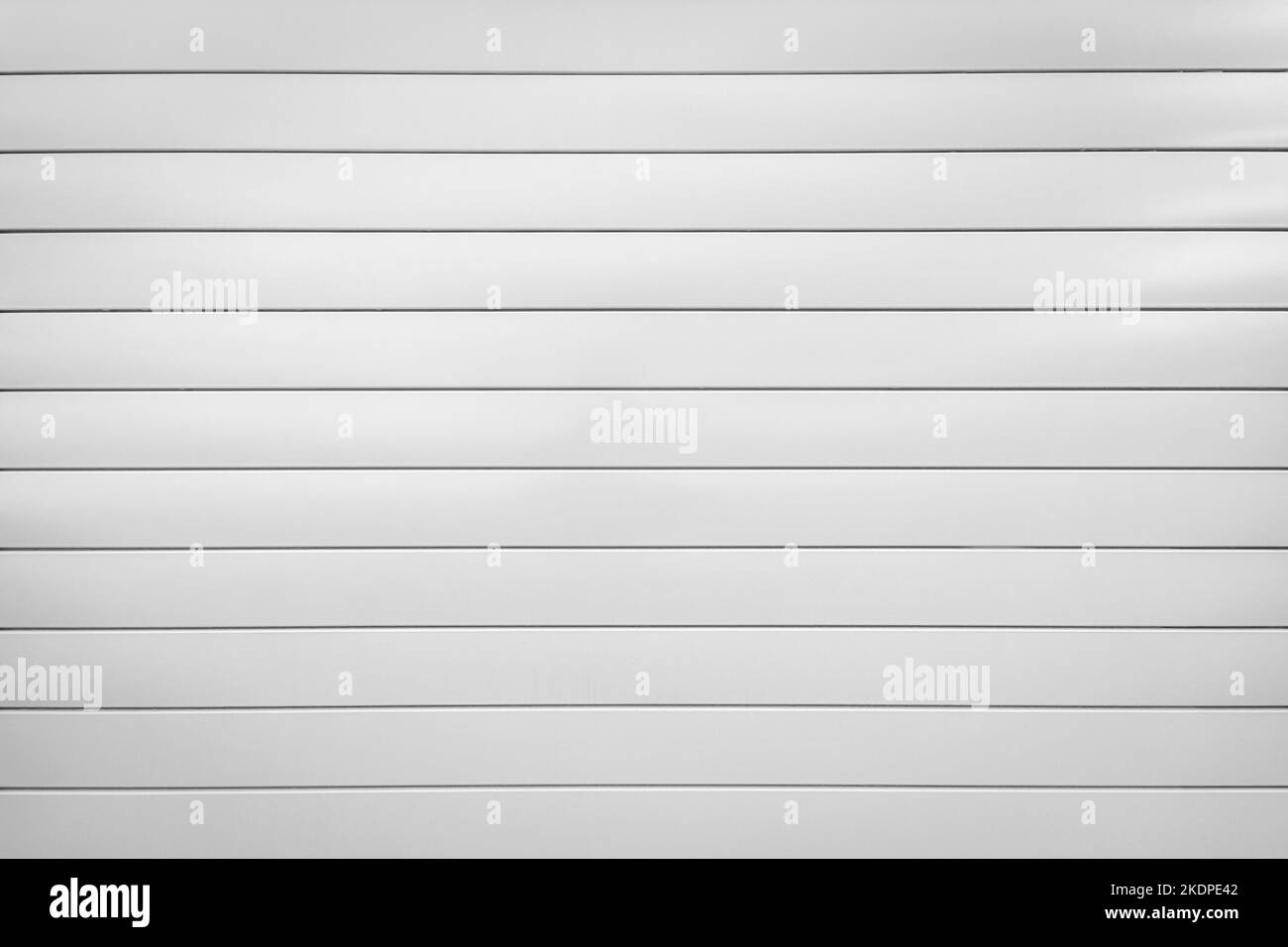 Weiße Metall Rollladen geschlossene Tür. Hintergrund oder Textur Stockfoto