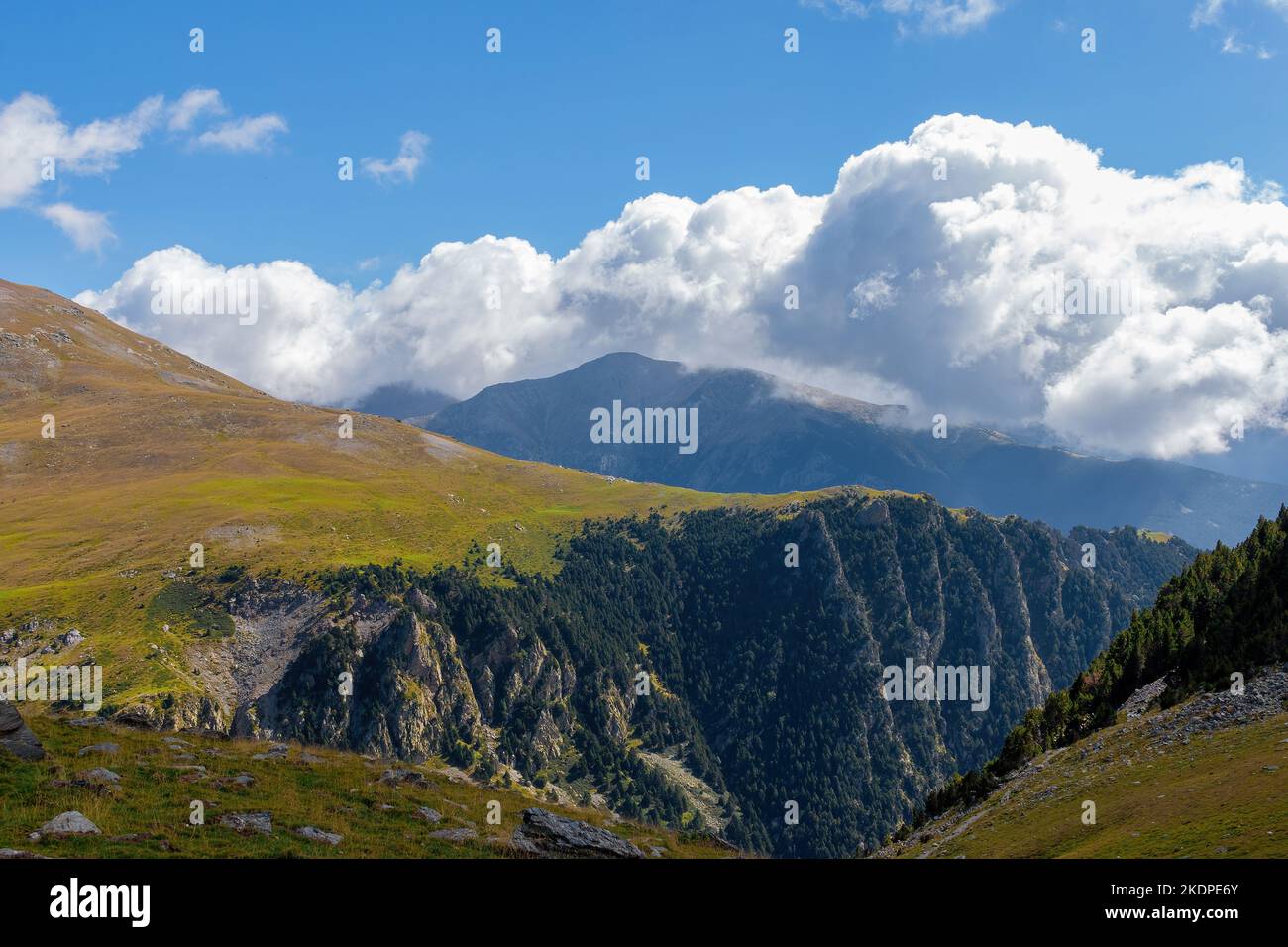 Bergtal der spanischen Pyrenäen, in der Nähe des Tals Vall de Nuria Stockfoto