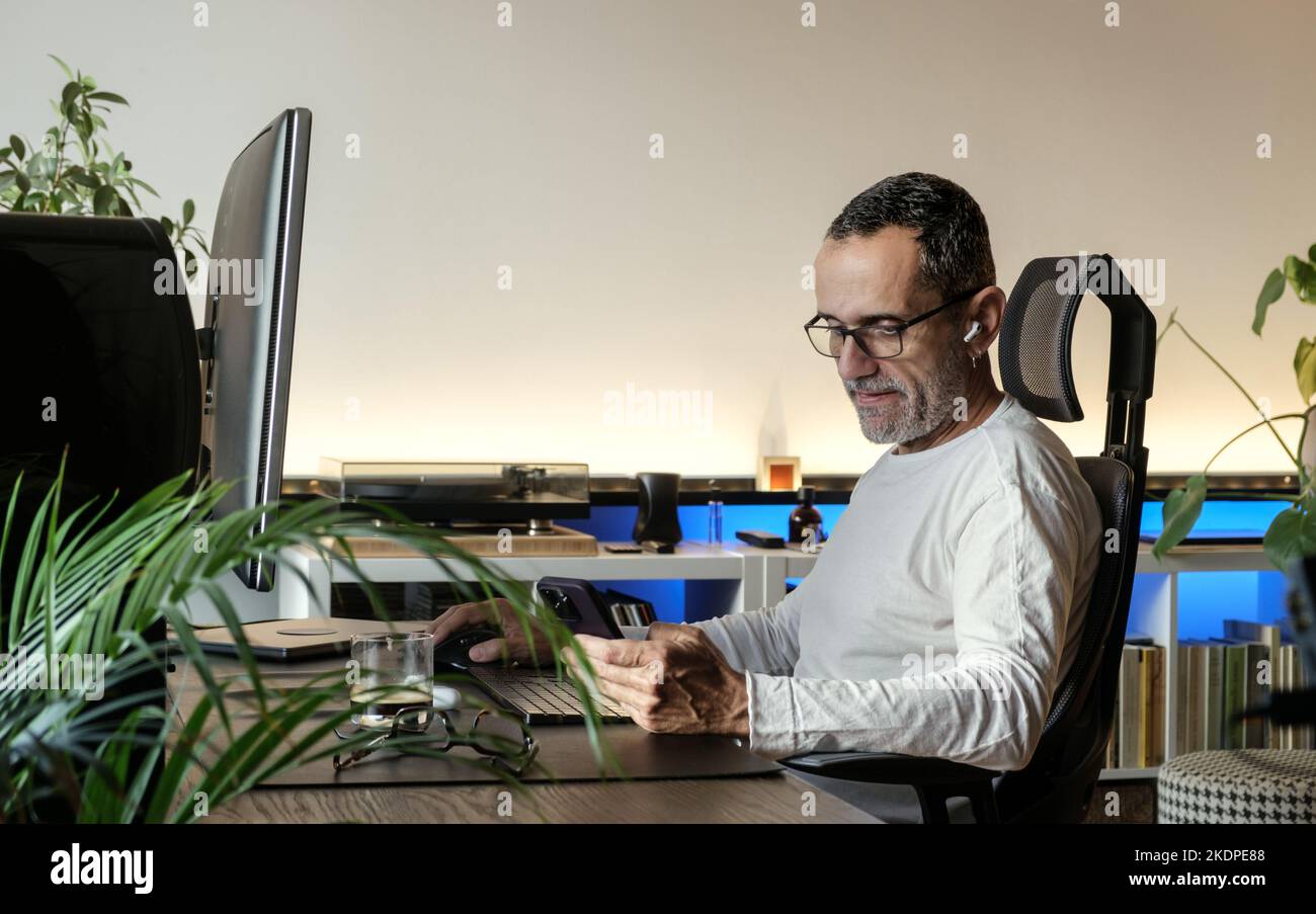 Menschen, die von zu Hause aus arbeiten. Stockfoto