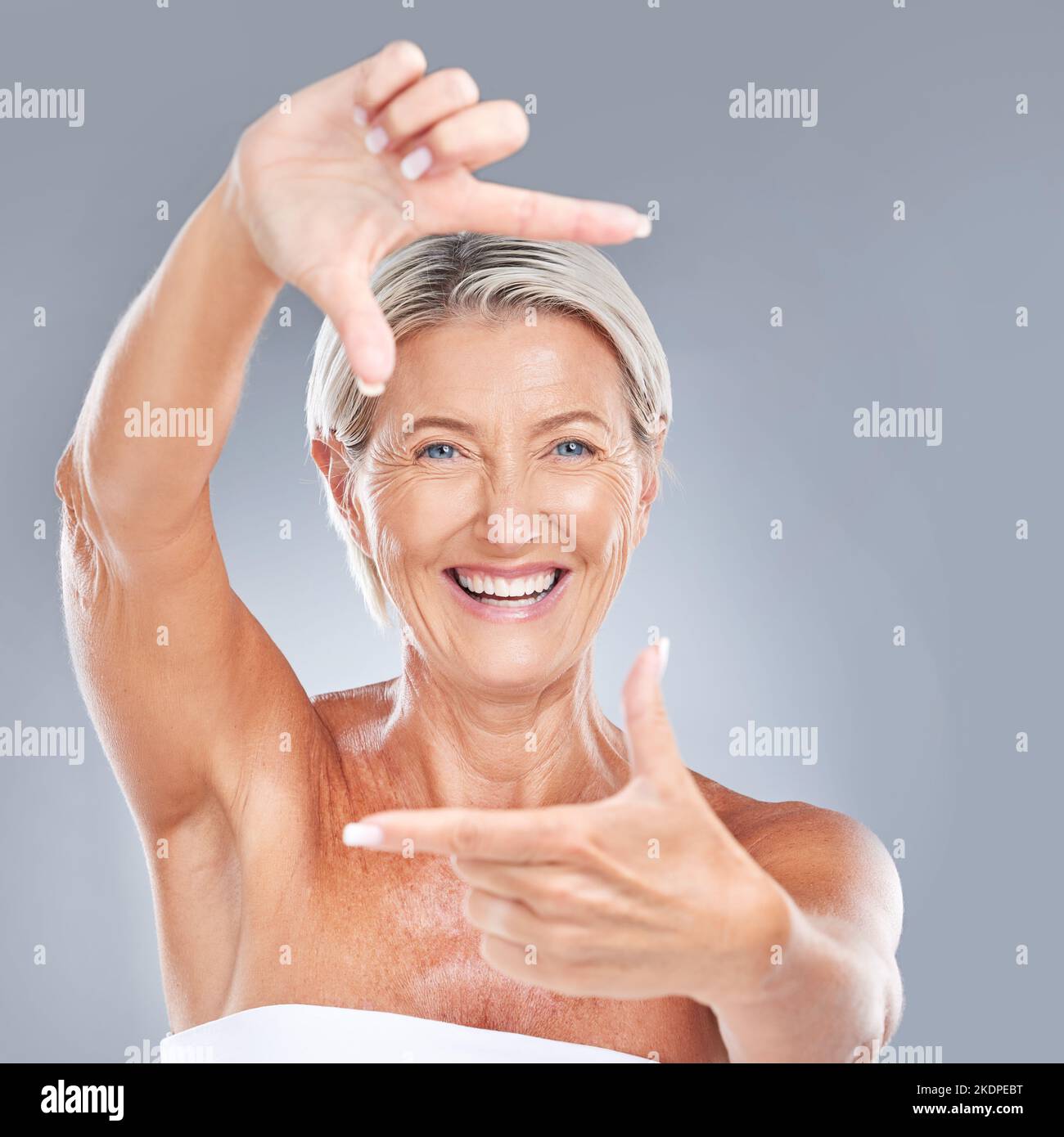 Bild Hand Gesichtsrahmen, glücklich und ältere Frau mit einem Lächeln von Haut Wellness und Schönheit. Porträt einer älteren Person Modell Gefühl Glück aus Stockfoto